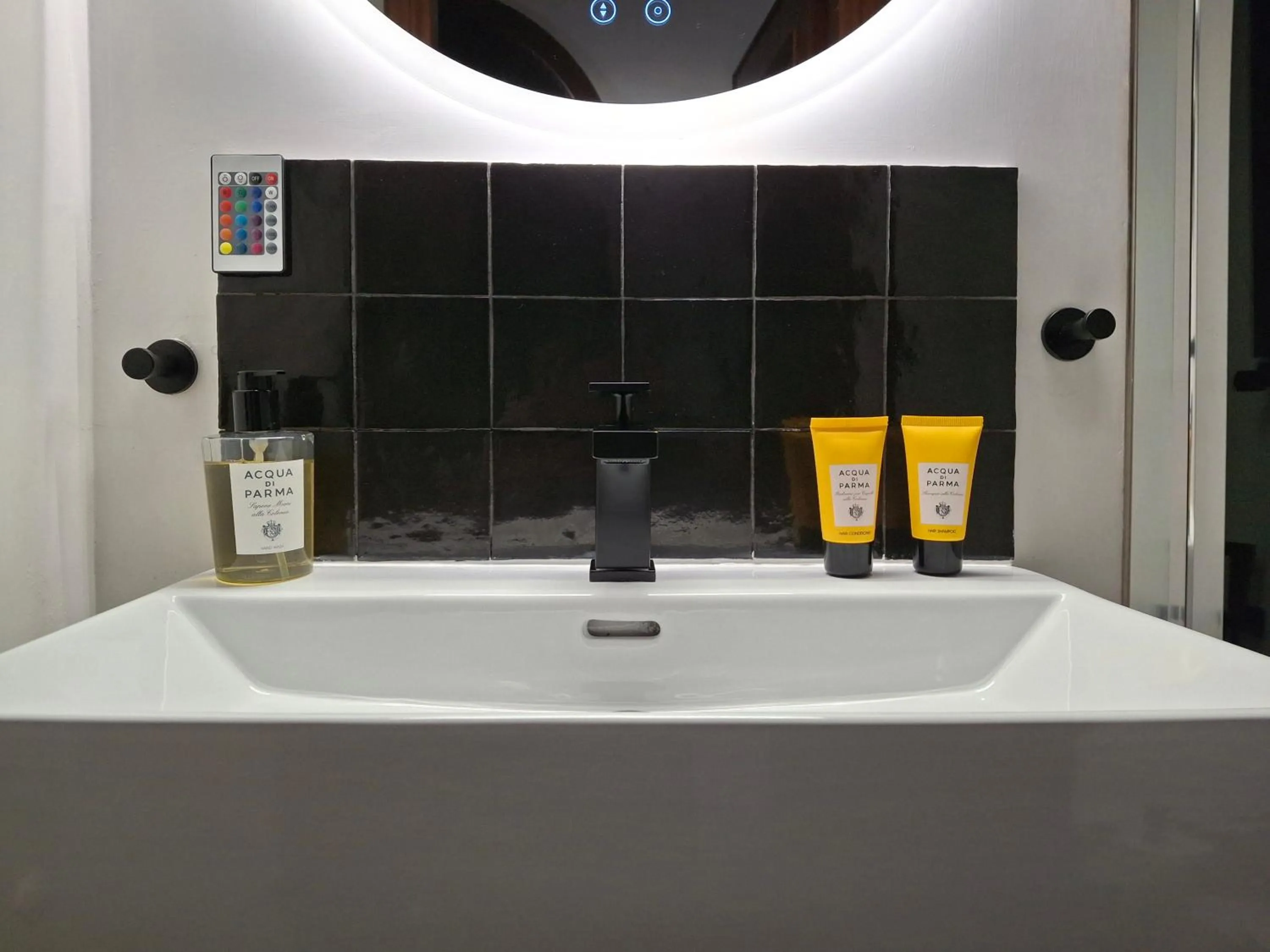 Bathroom in NapoliCentro Mare - Sea View Rooms & Suites