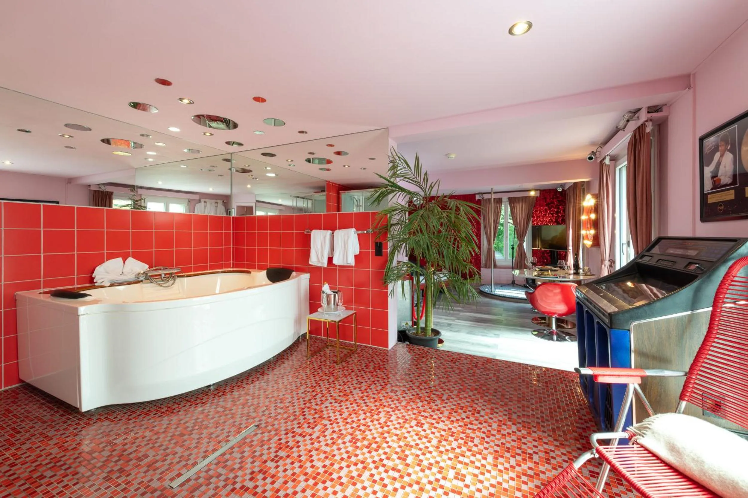 Hot Tub in Hotel Zeit & Traum Privat SPA