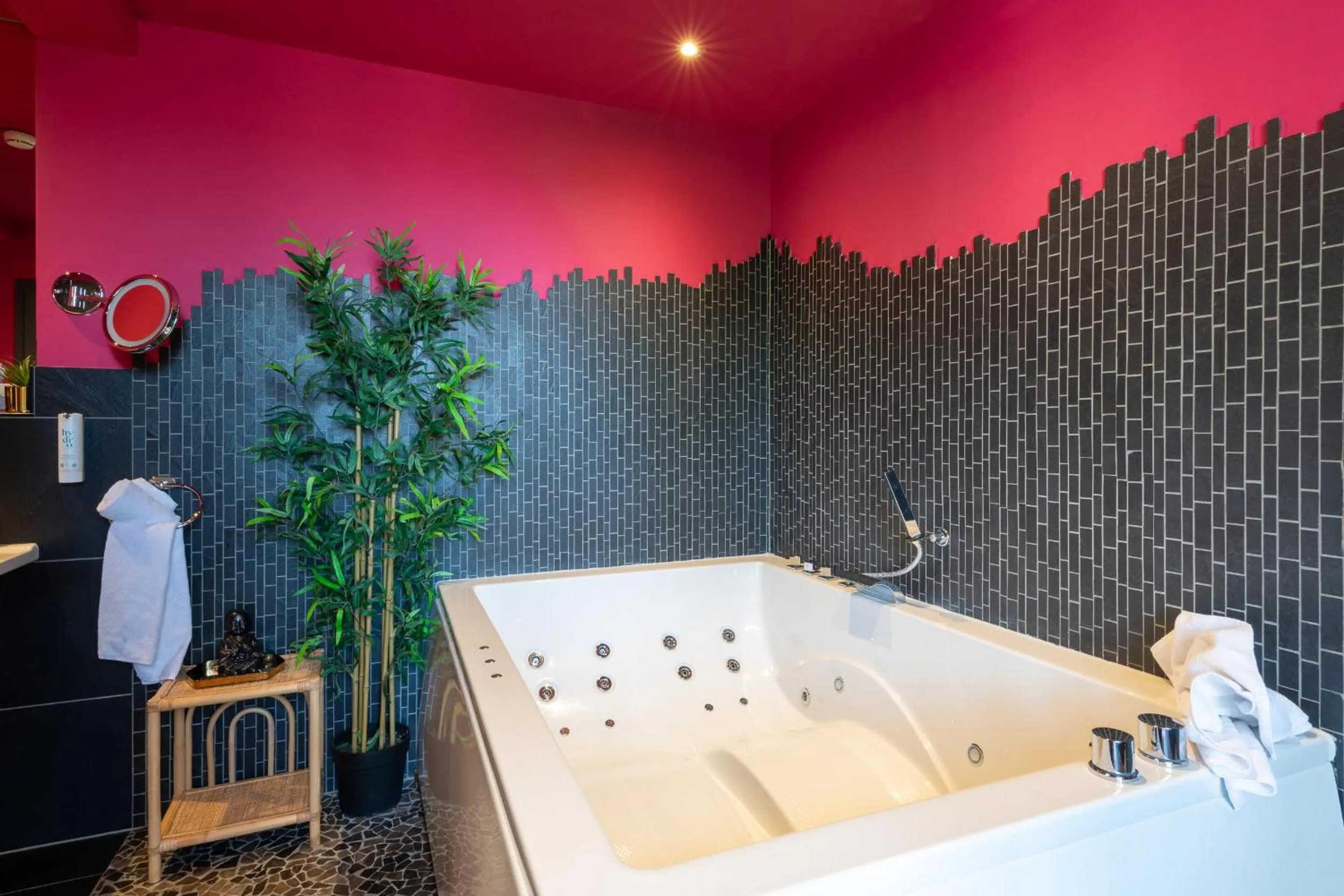 Hot Tub in Hotel Zeit & Traum Privat SPA