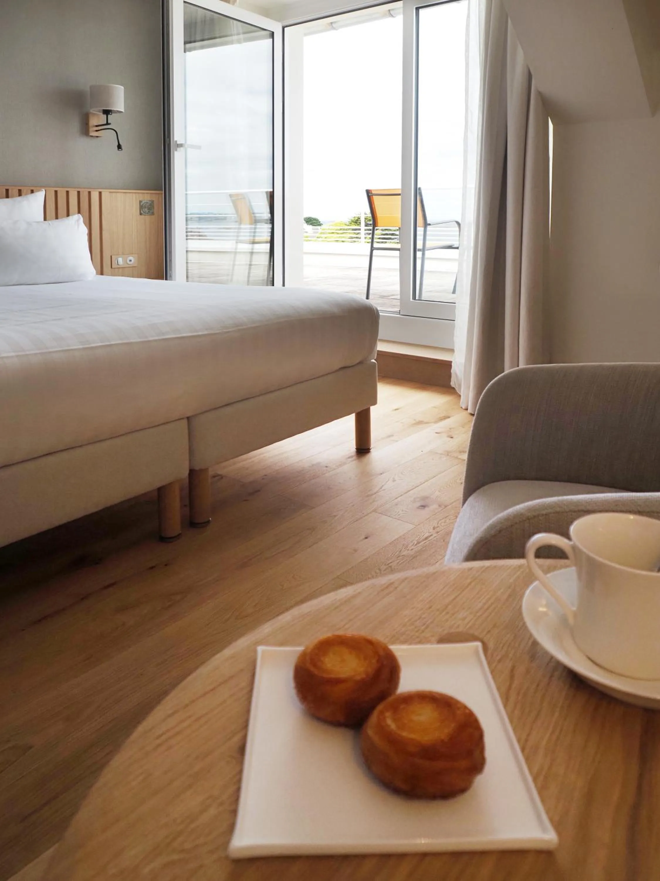Bedroom, Bed in Logis Hôtel de Carantec