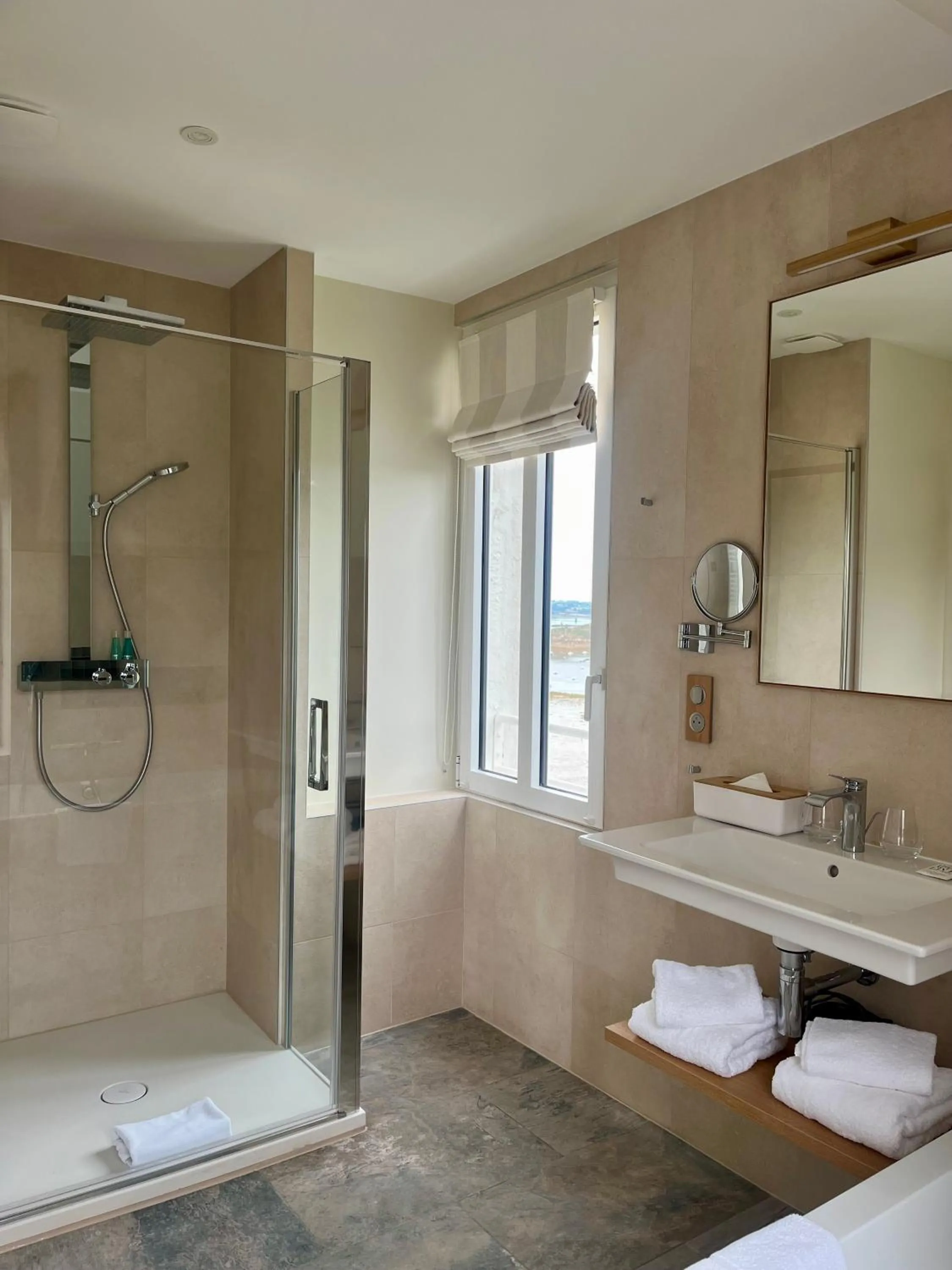 Shower in Logis Hôtel de Carantec