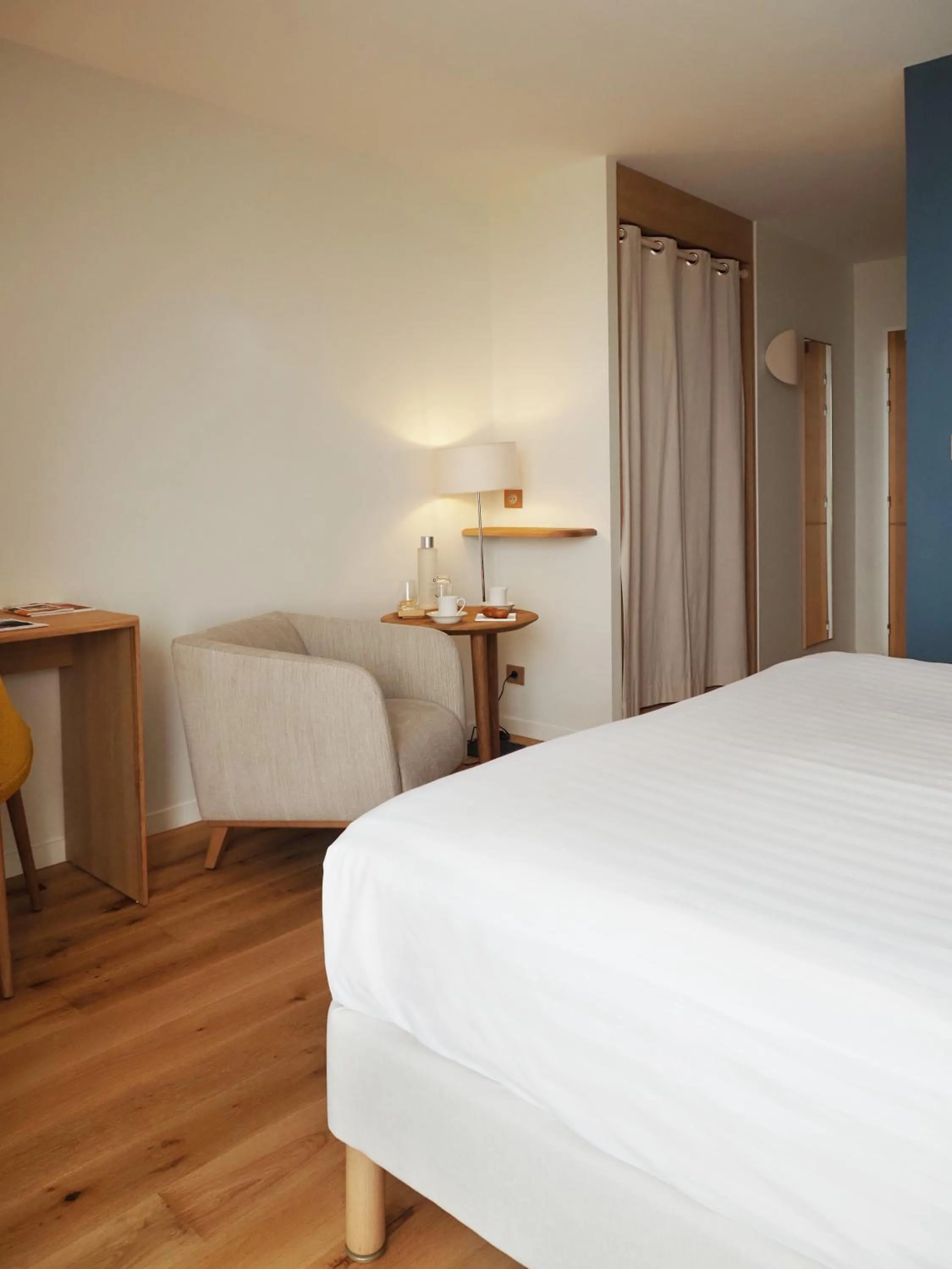 Living room, Bed in Logis Hôtel de Carantec