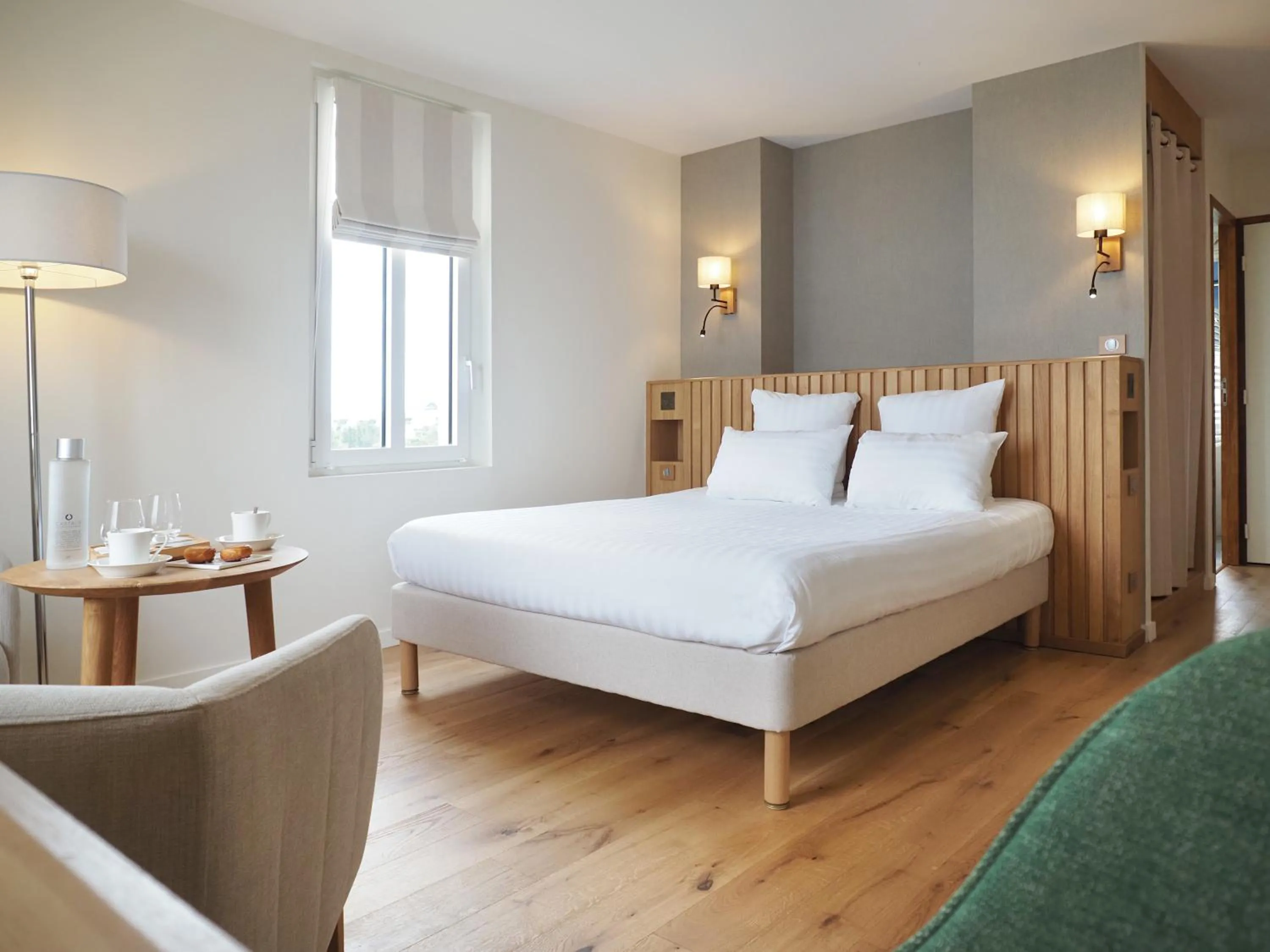 Bed in Logis Hôtel de Carantec