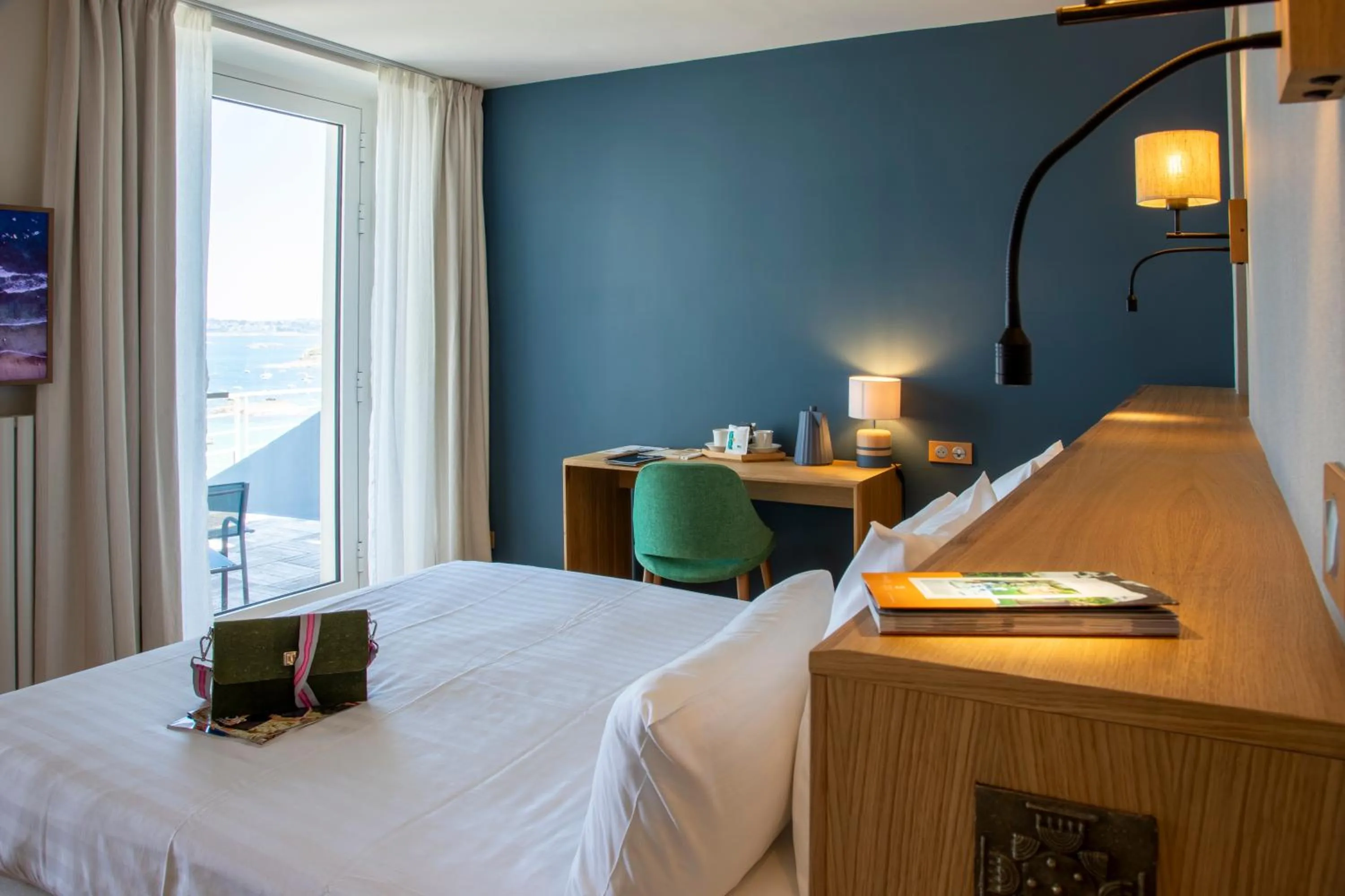 Bed in Logis Hôtel de Carantec