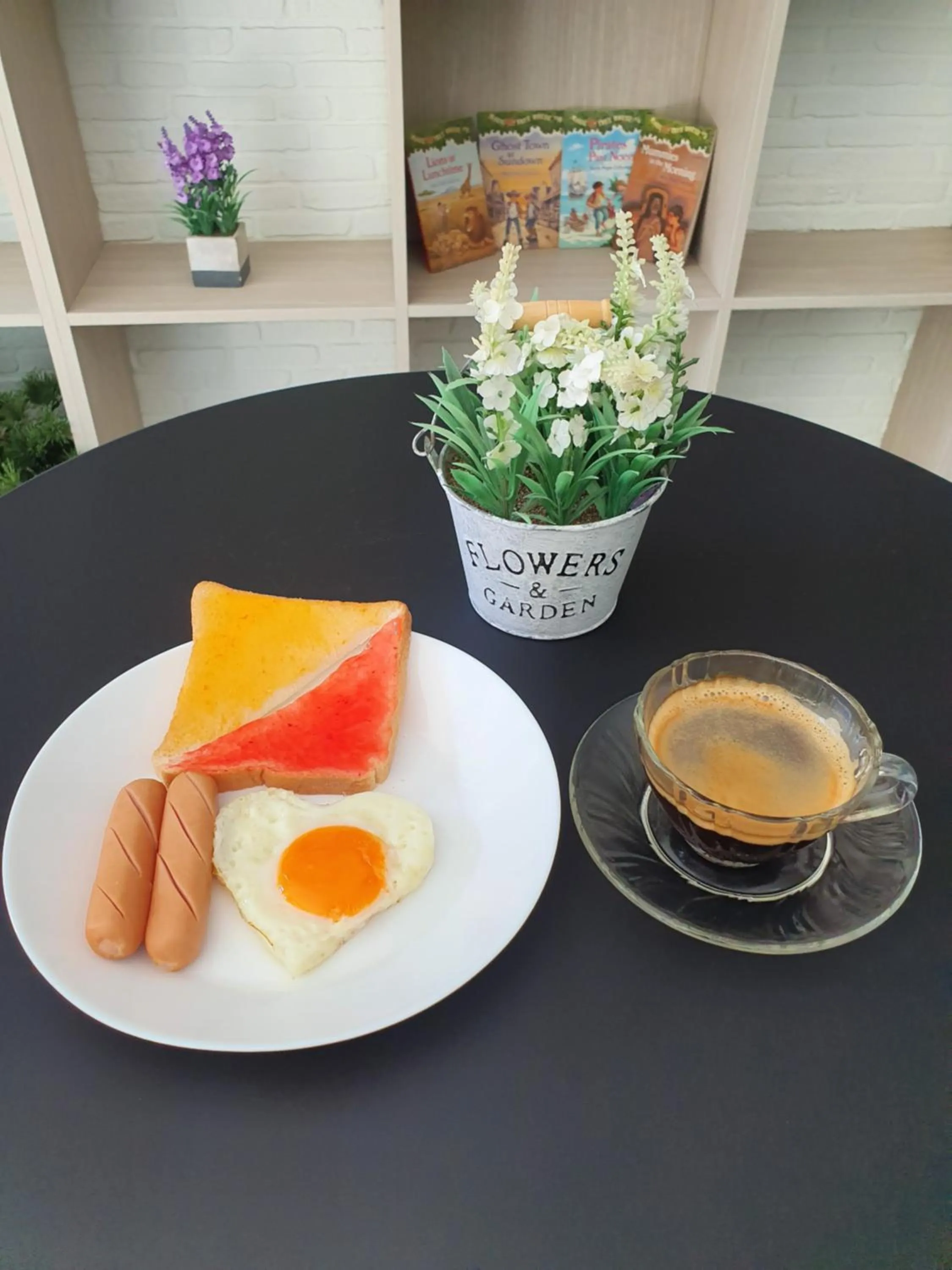 Food and drinks in 44 Room Rama 3