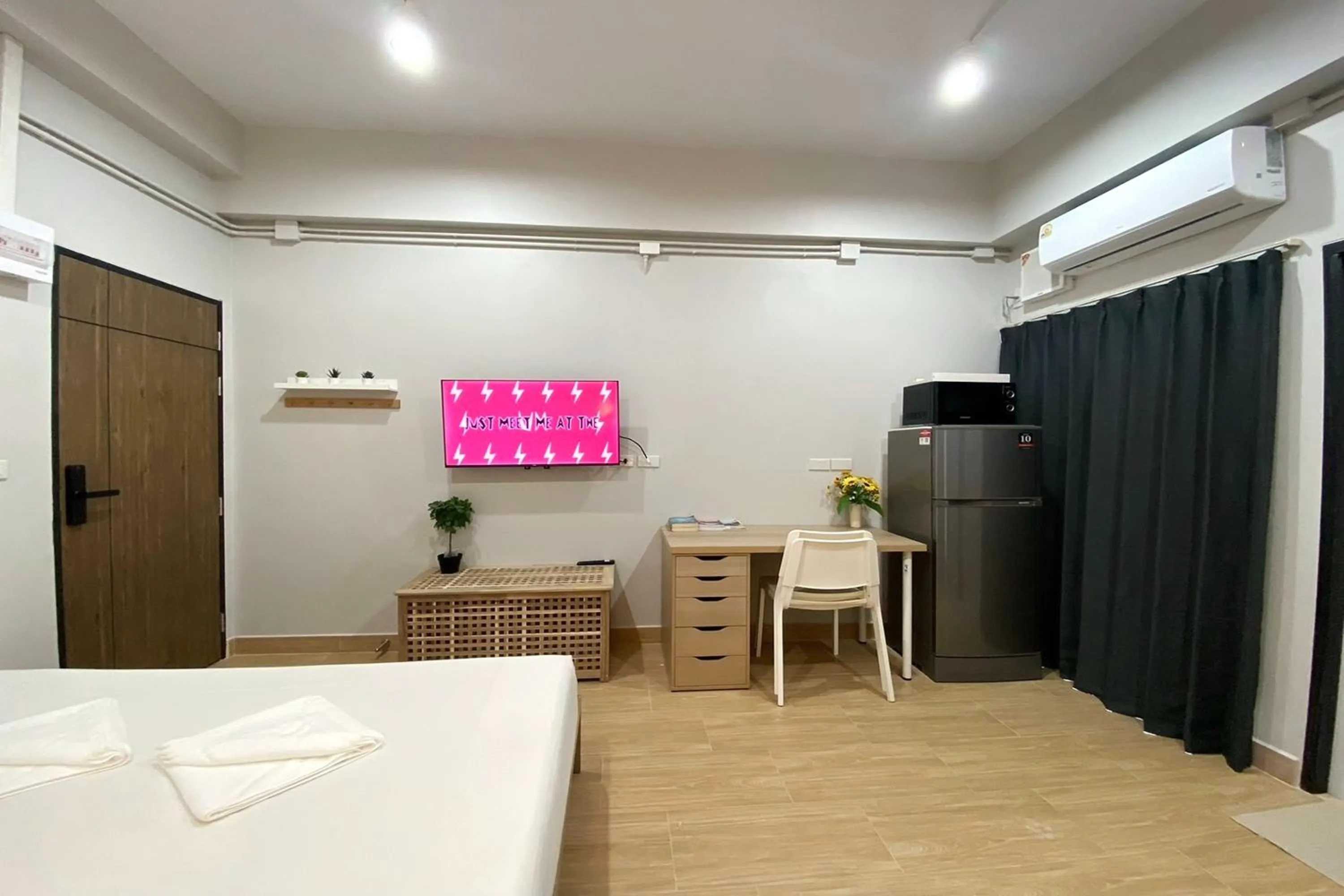 Bed in 44 Room Rama 3