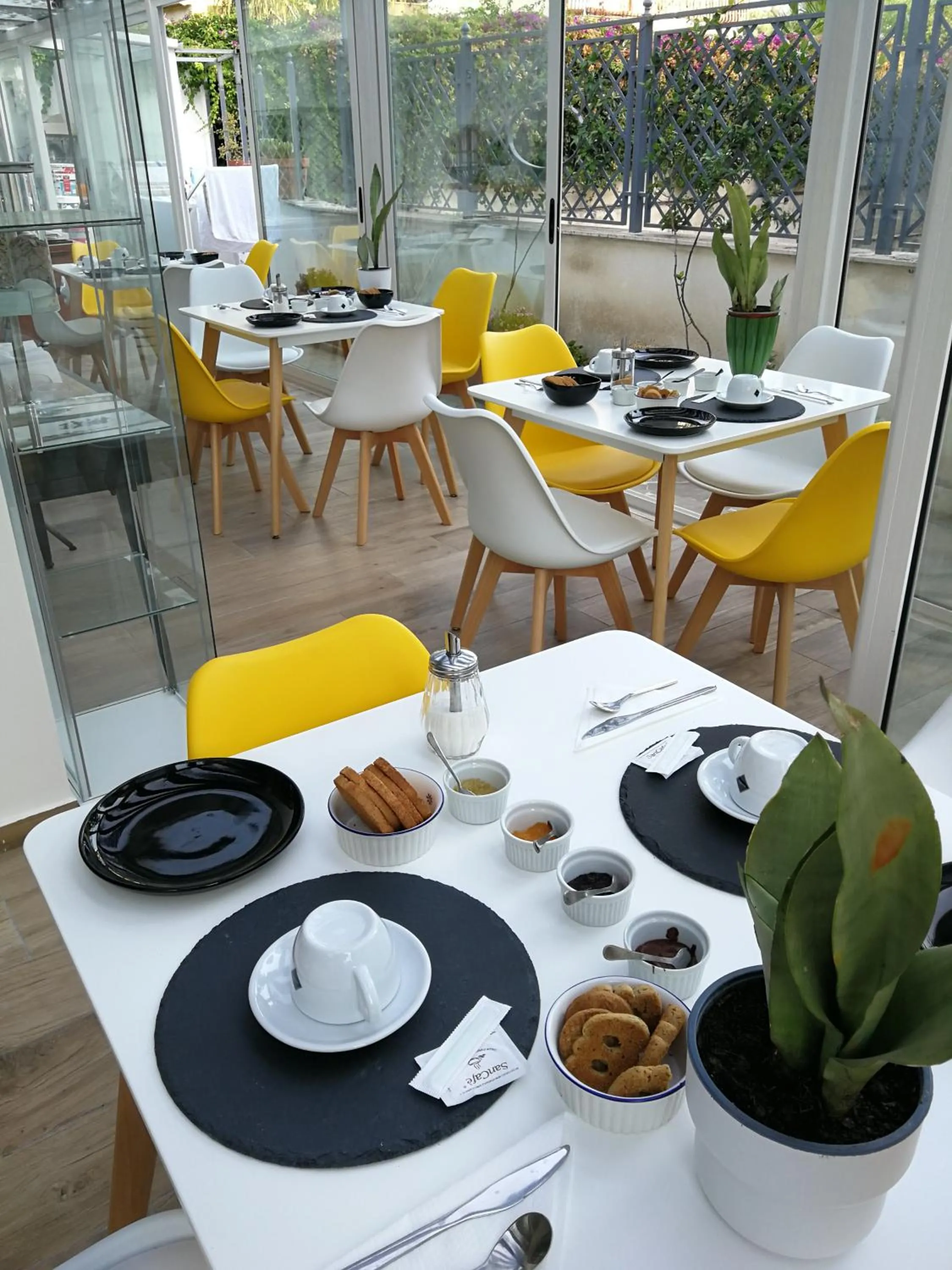 Restaurant/places to eat in Il Giardino Dei Limoni