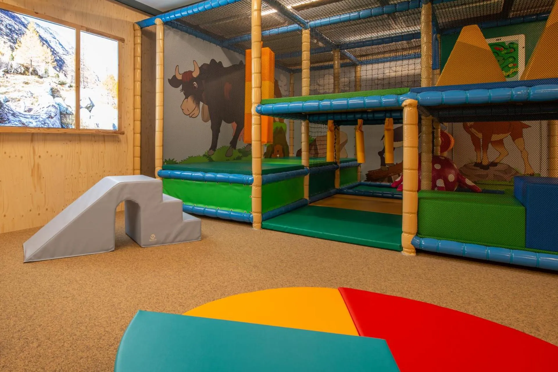 Game Room in Montela Hotel & Resort - Suiten