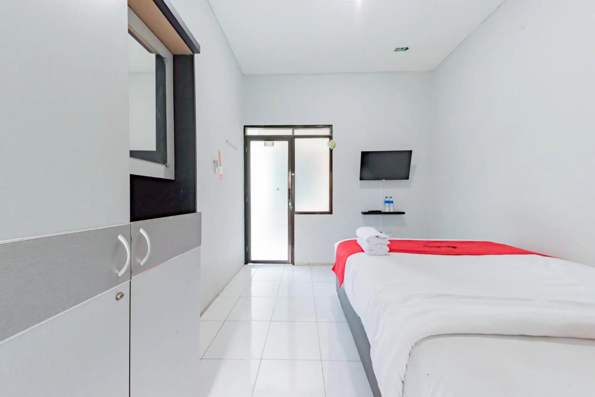 Bed in RedDoorz Syariah near RS Hermina Sukabumi