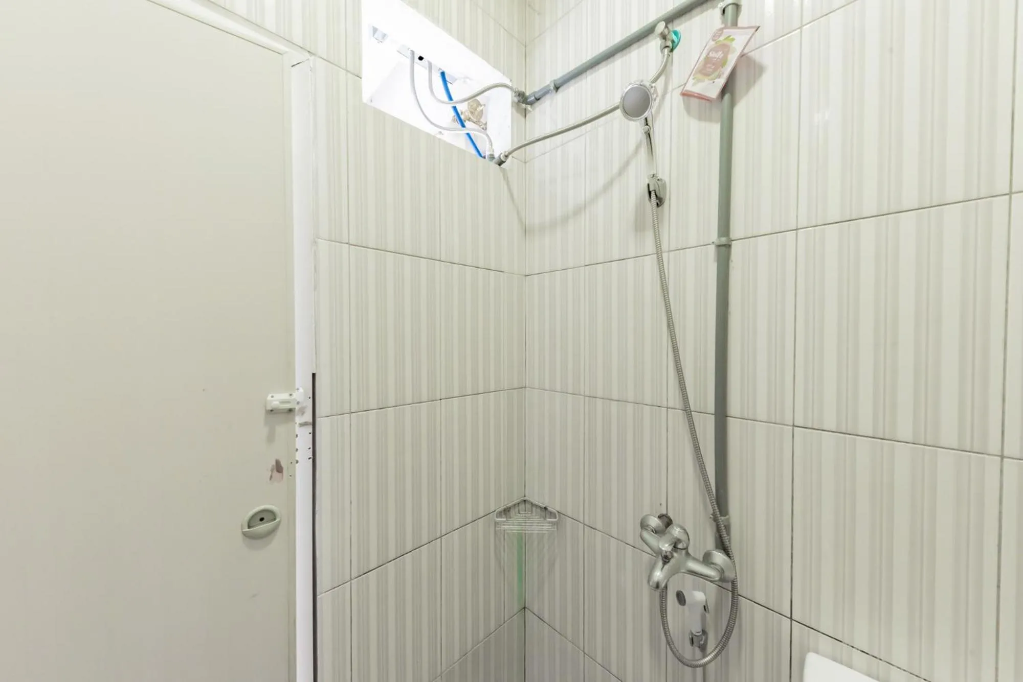 Shower in RedDoorz Syariah near RS Hermina Sukabumi
