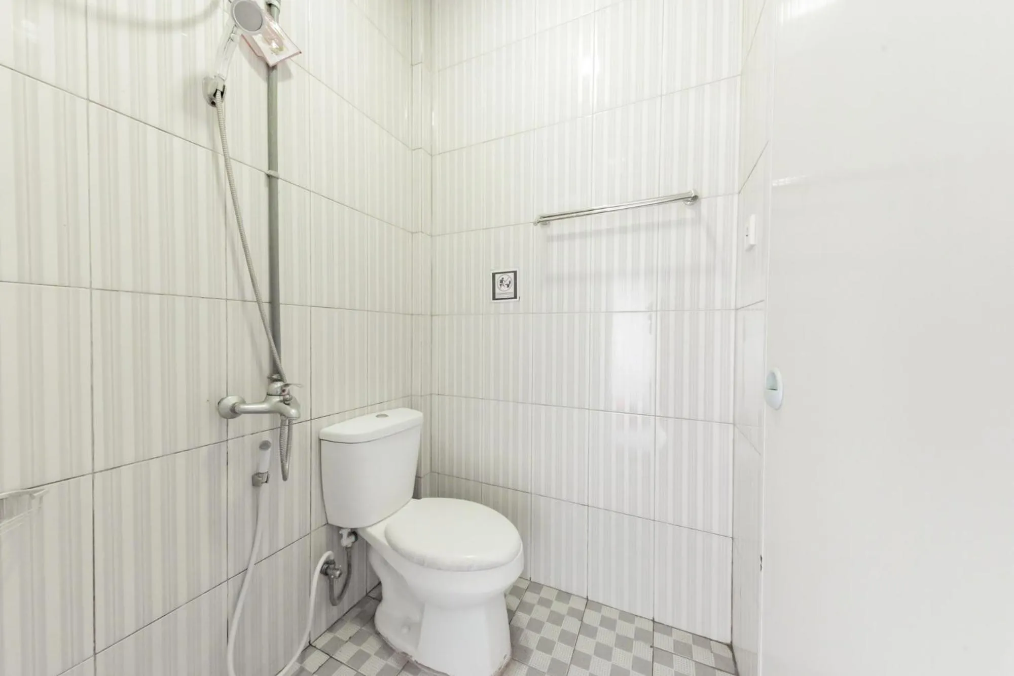 Shower in RedDoorz Syariah near RS Hermina Sukabumi