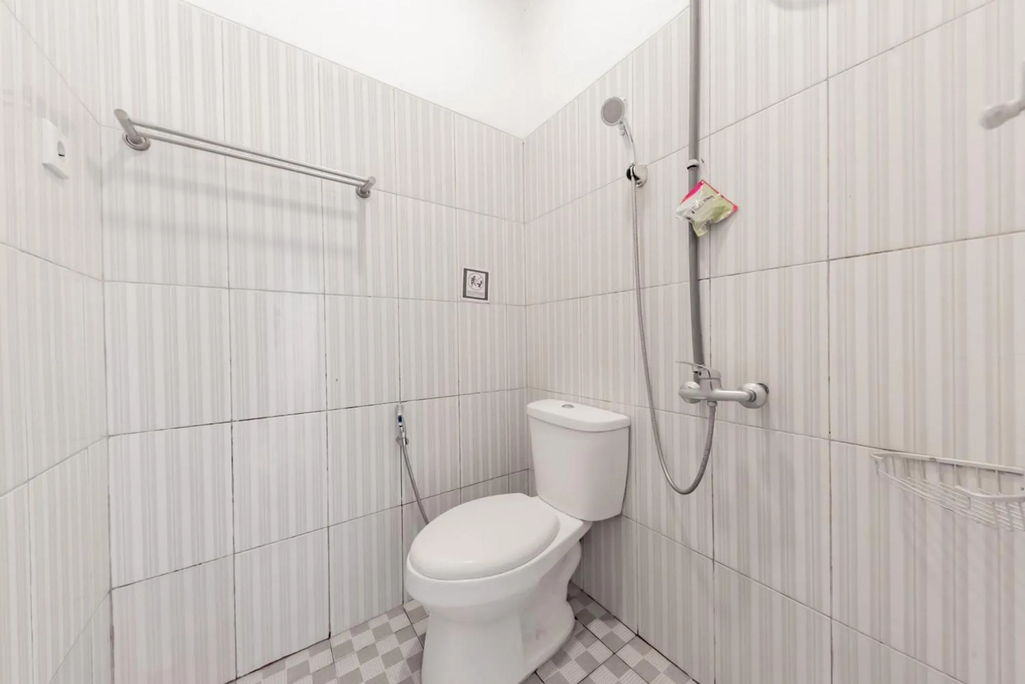 Shower in RedDoorz Syariah near RS Hermina Sukabumi