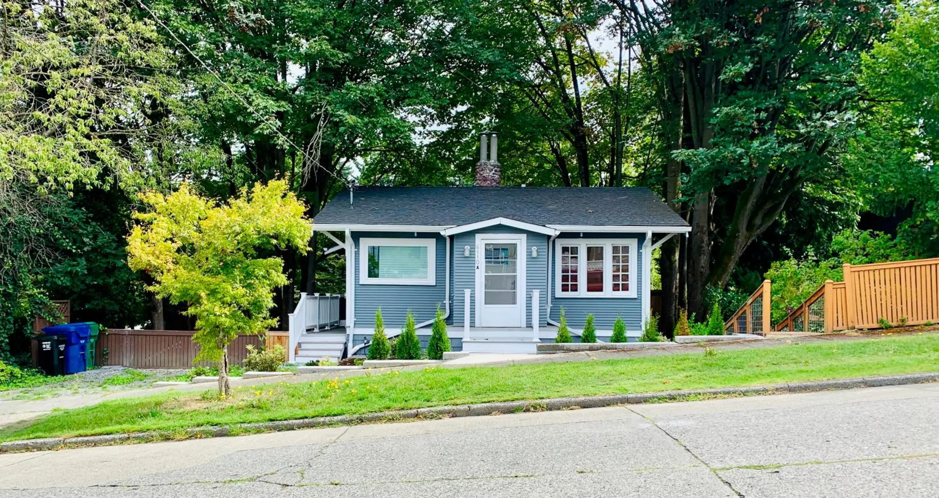 Property building in Phinneywood Hideaway - Zoo meets Lake Property building in Phinneywood Hideaway - Zoo meets Lake