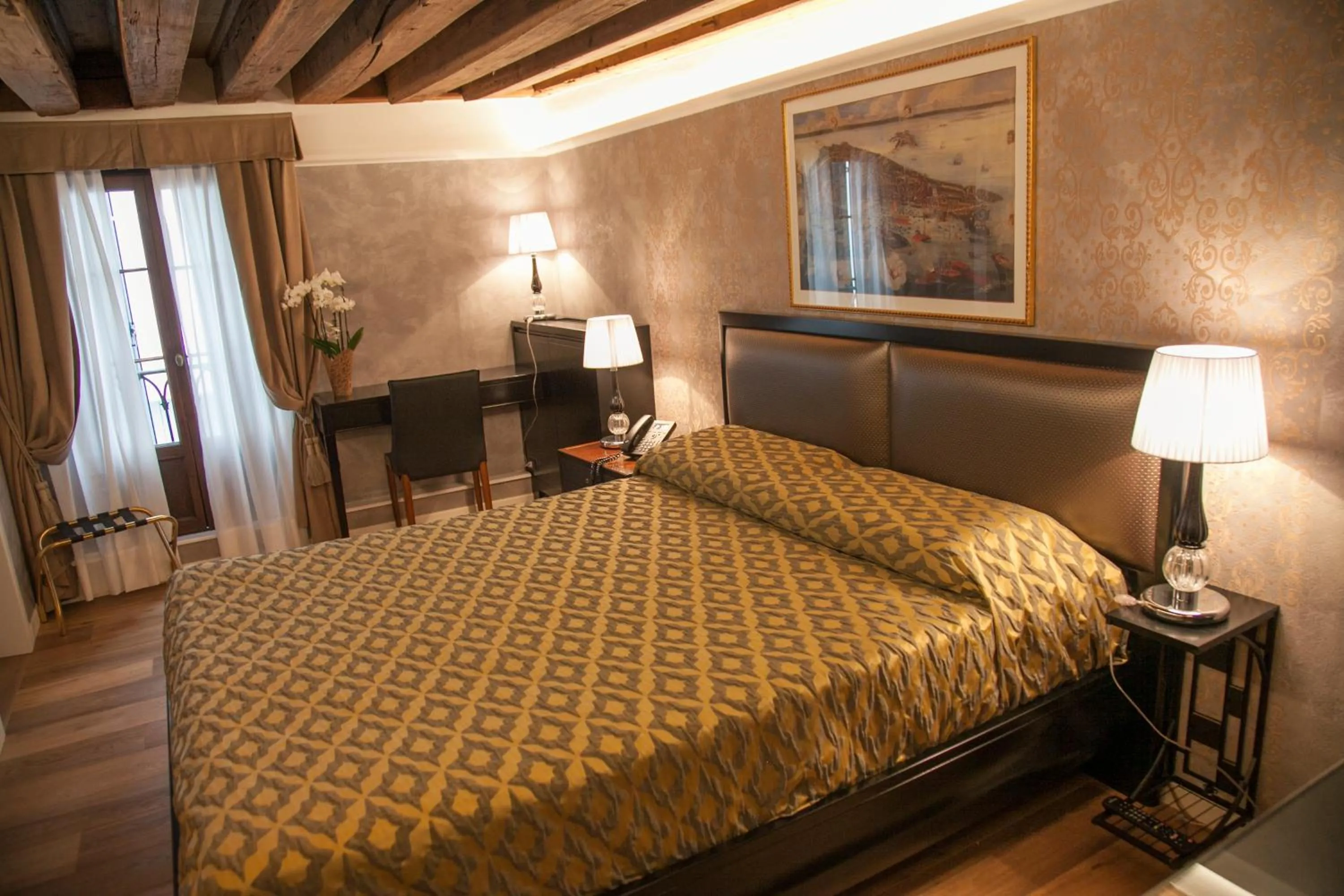 Photo of the whole room, Bed in EGO' Residence Venice