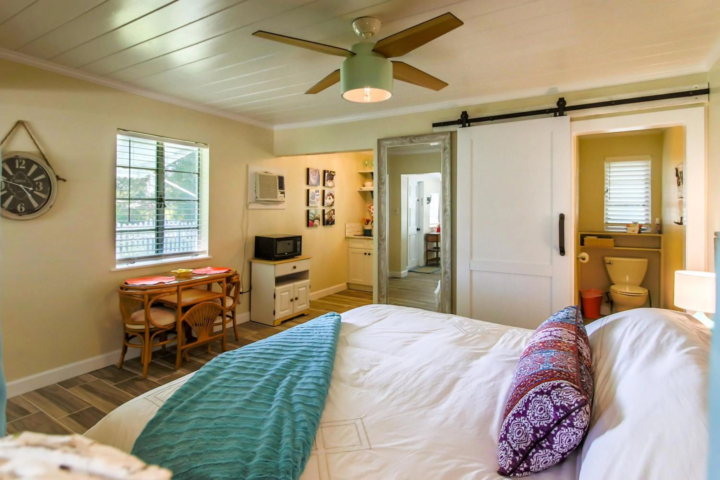 Bed in Island View Cottages Sebastian