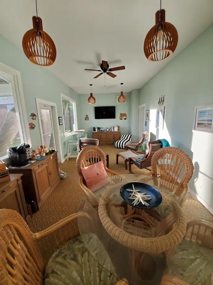 Communal lounge/ TV room in Island View Cottages Sebastian