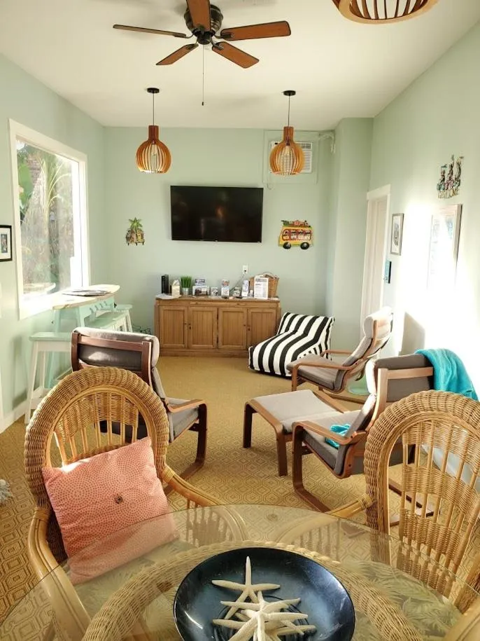 Communal lounge/ TV room in Island View Cottages Sebastian