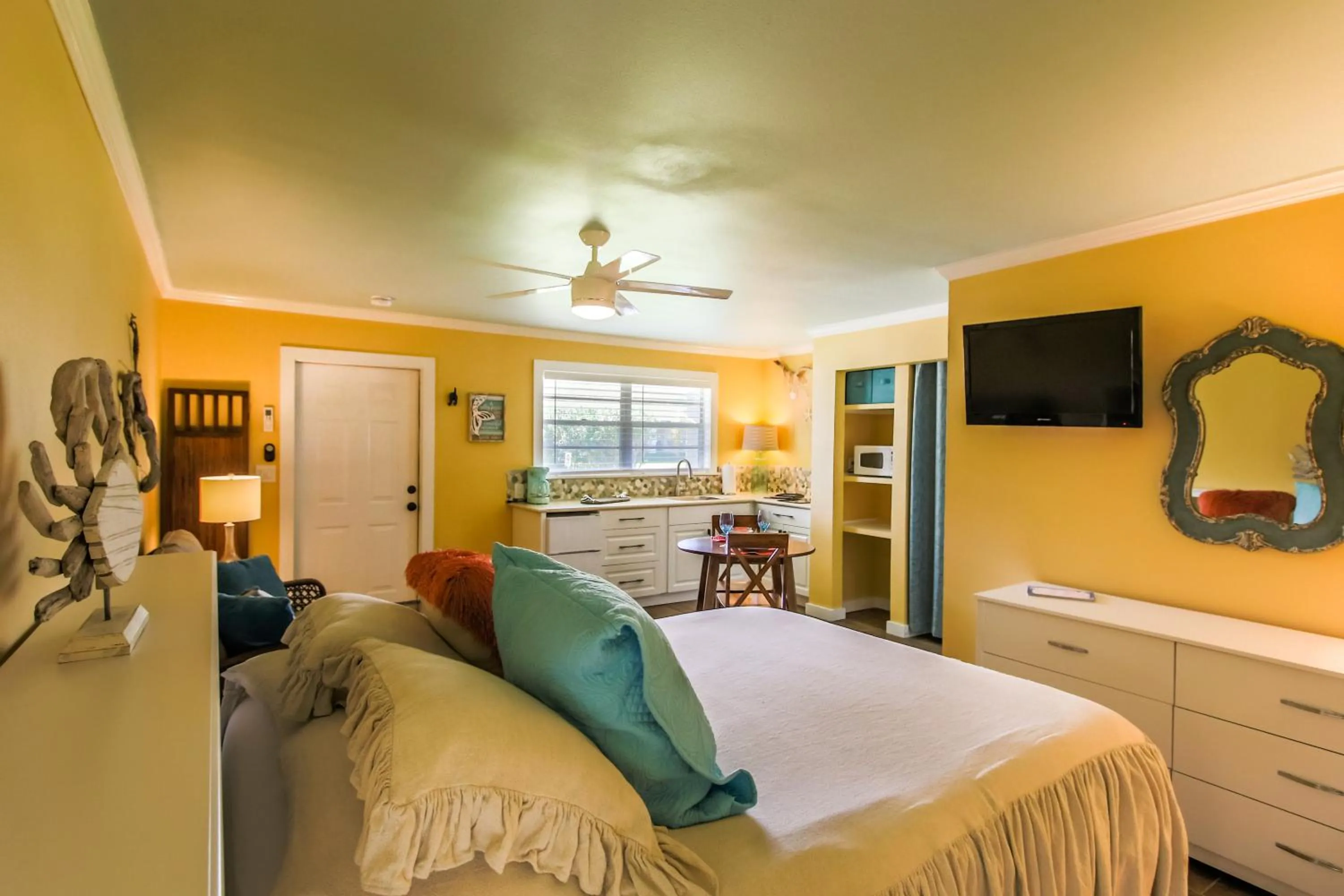 Bed in Island View Cottages Sebastian