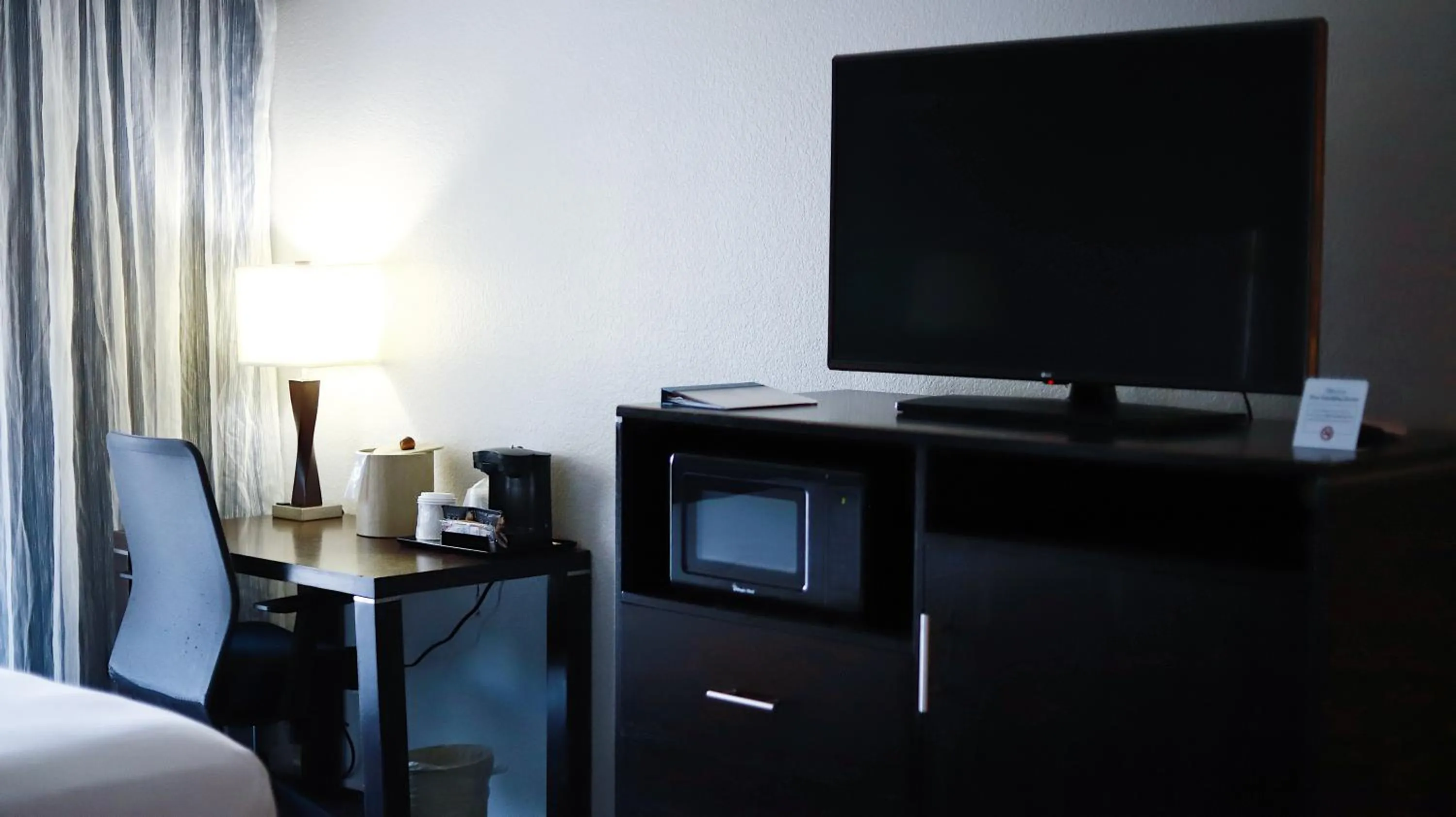 TV and multimedia in The Pacific Inn