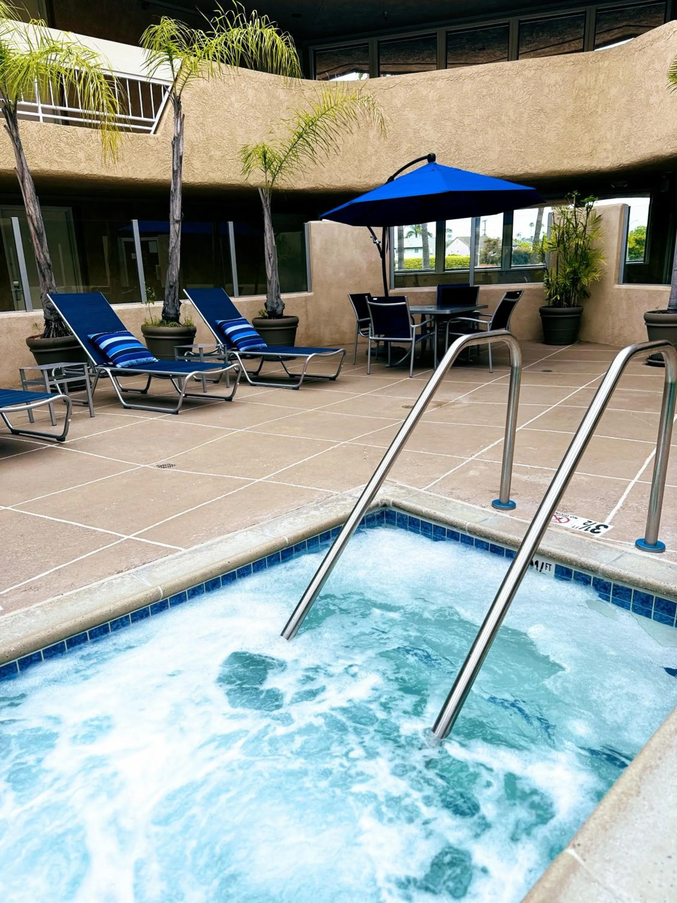 Hot Tub in The Pacific Inn