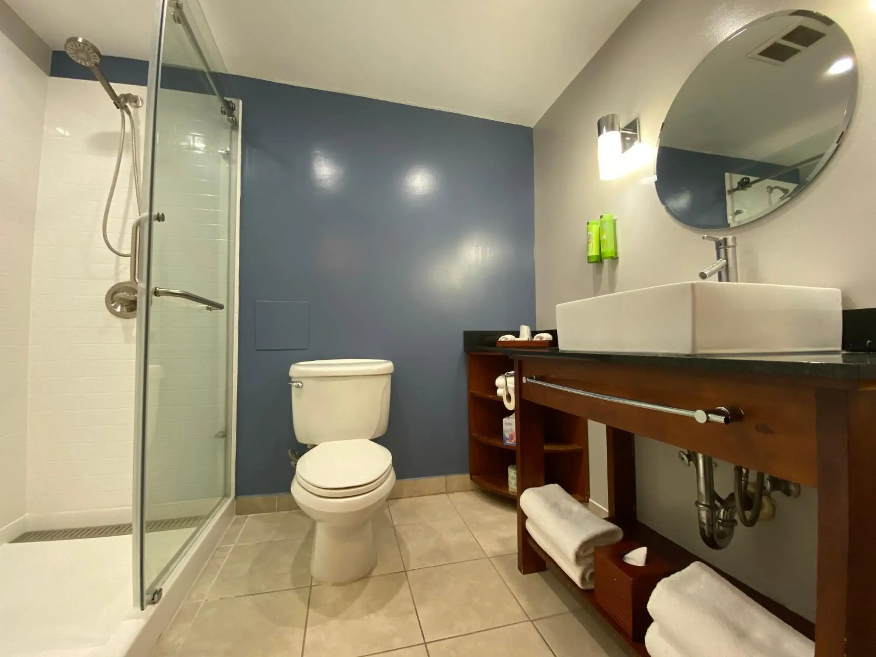 Deluxe King Room in The Pacific Inn Deluxe King Room in The Pacific Inn