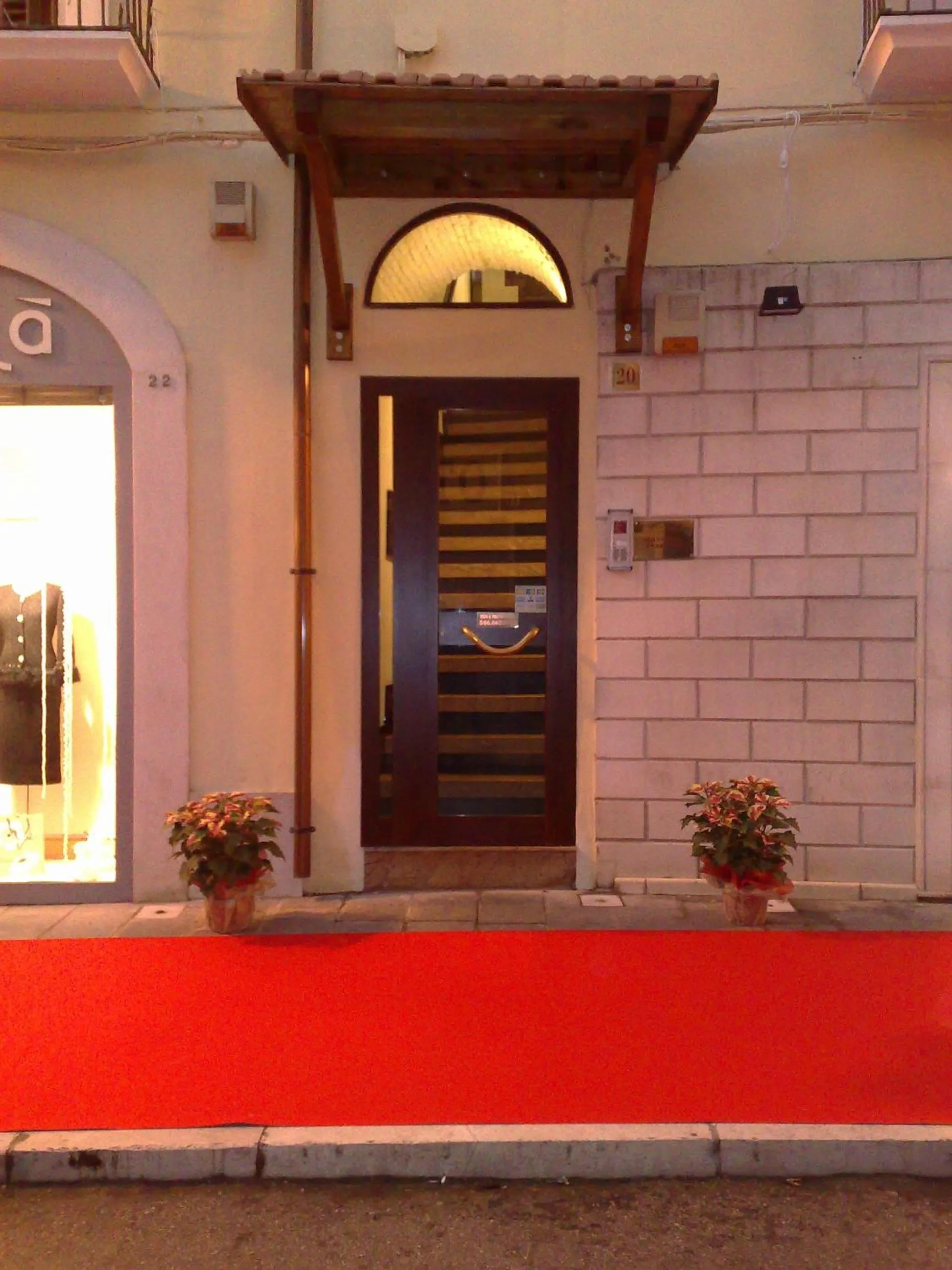 Facade/entrance in Muro Torto - Struttura sanificata giornalmente con prodotti conformi al Decalogo del Ministero Salute - Personale sottoposto a test sierologico periodicamente