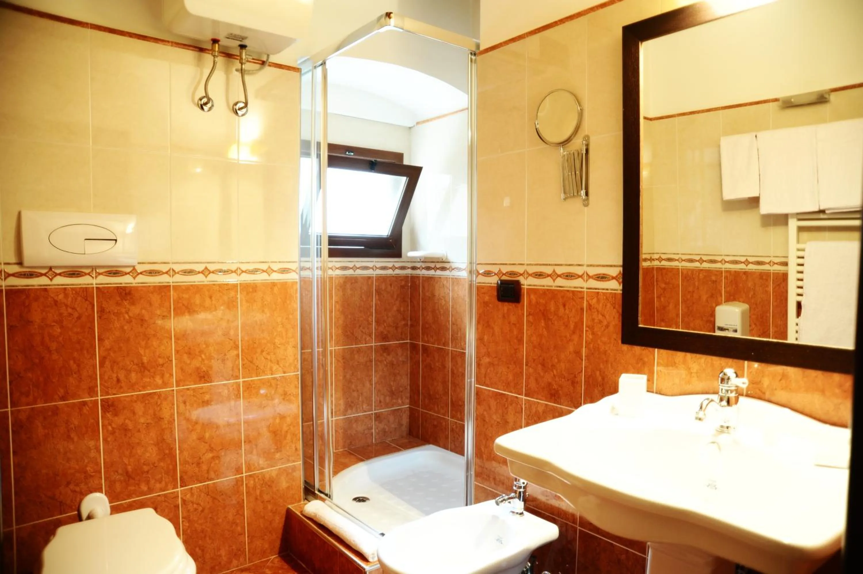 Bathroom in Muro Torto - Struttura sanificata giornalmente con prodotti conformi al Decalogo del Ministero Salute - Personale sottoposto a test sierologico periodicamente