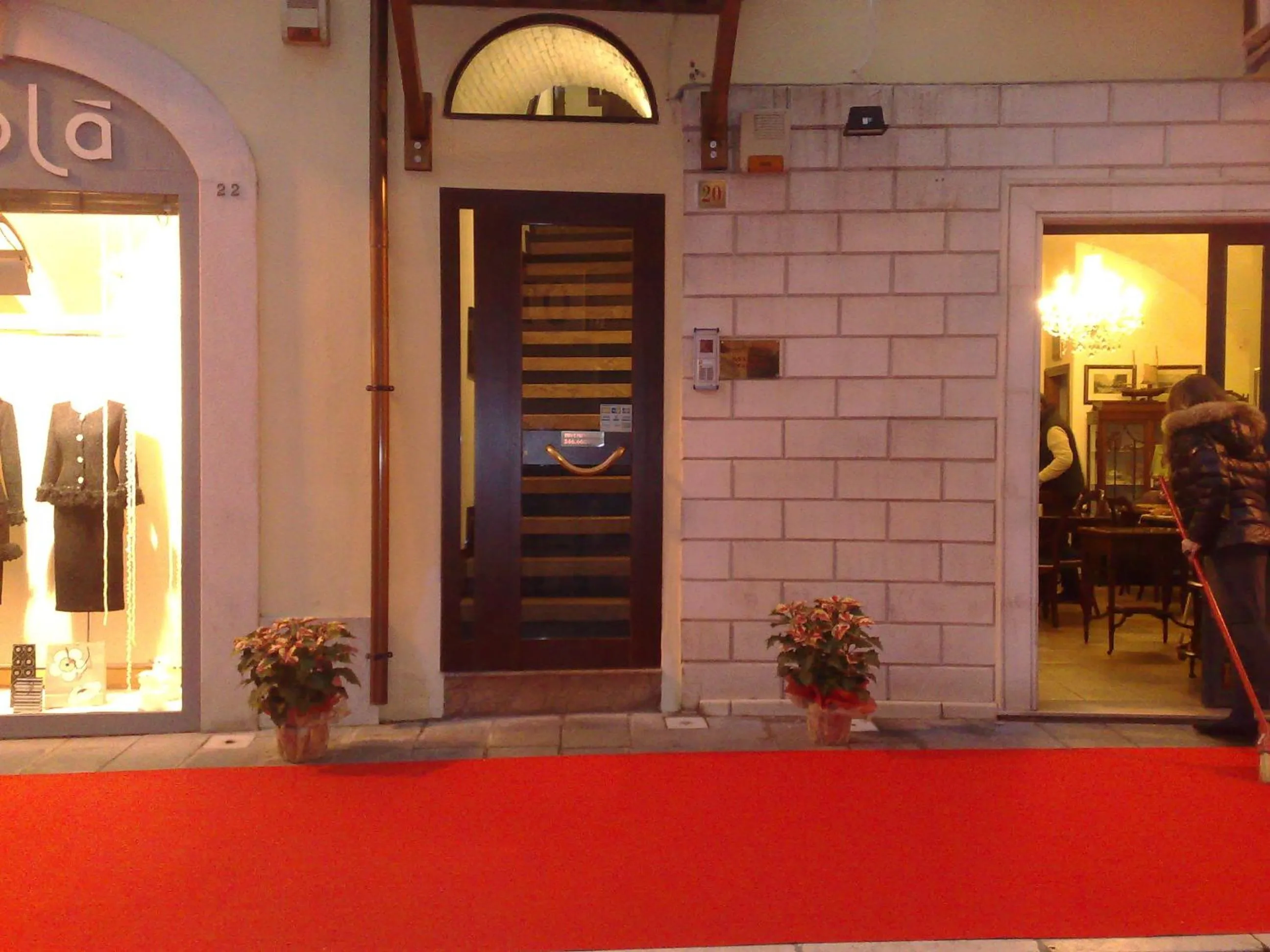 Facade/entrance in Muro Torto - Struttura sanificata giornalmente con prodotti conformi al Decalogo del Ministero Salute - Personale sottoposto a test sierologico periodicamente