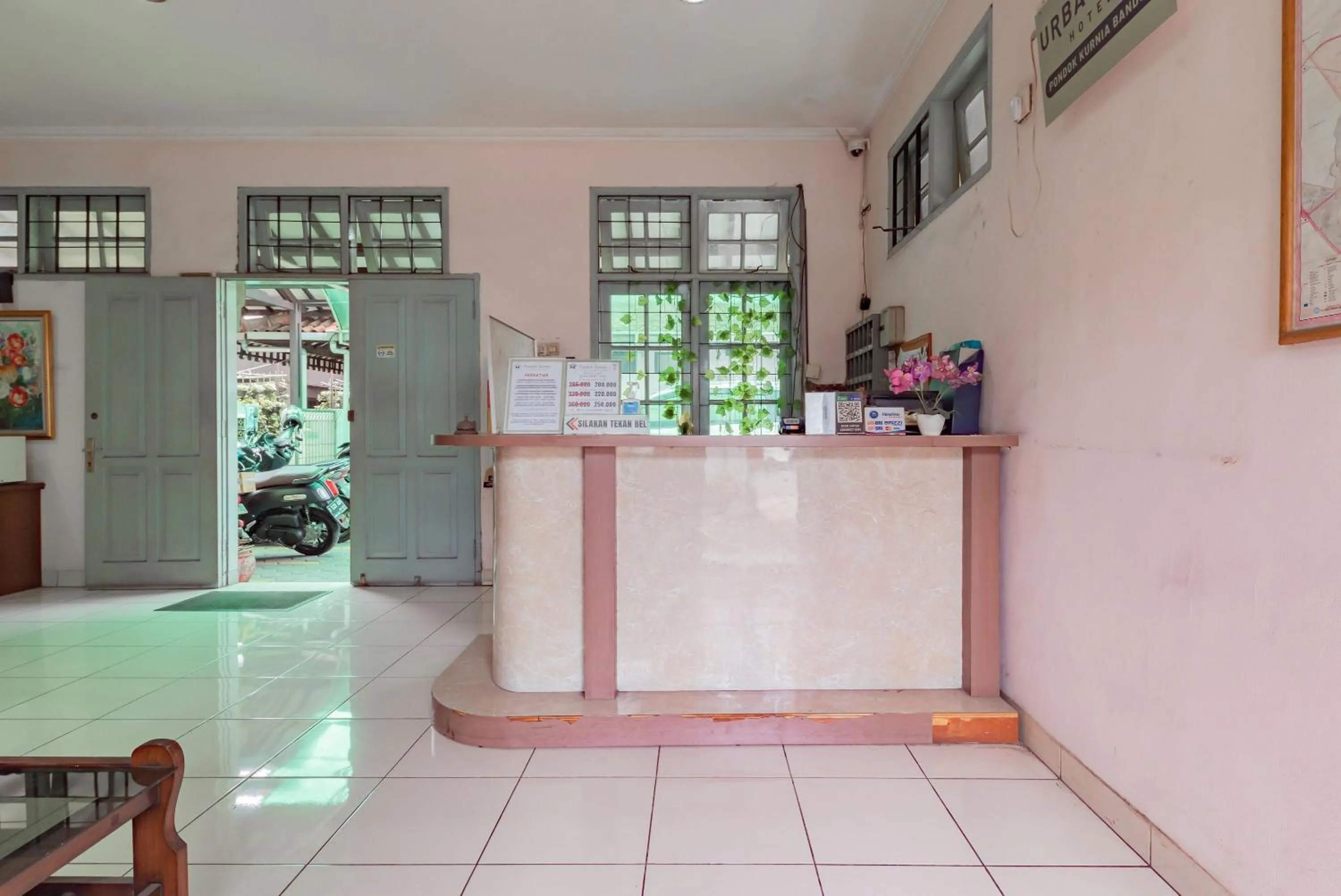 Lobby or reception in Urbanview Hotel Pondok Kurnia near Buah Batu by RedDoorz