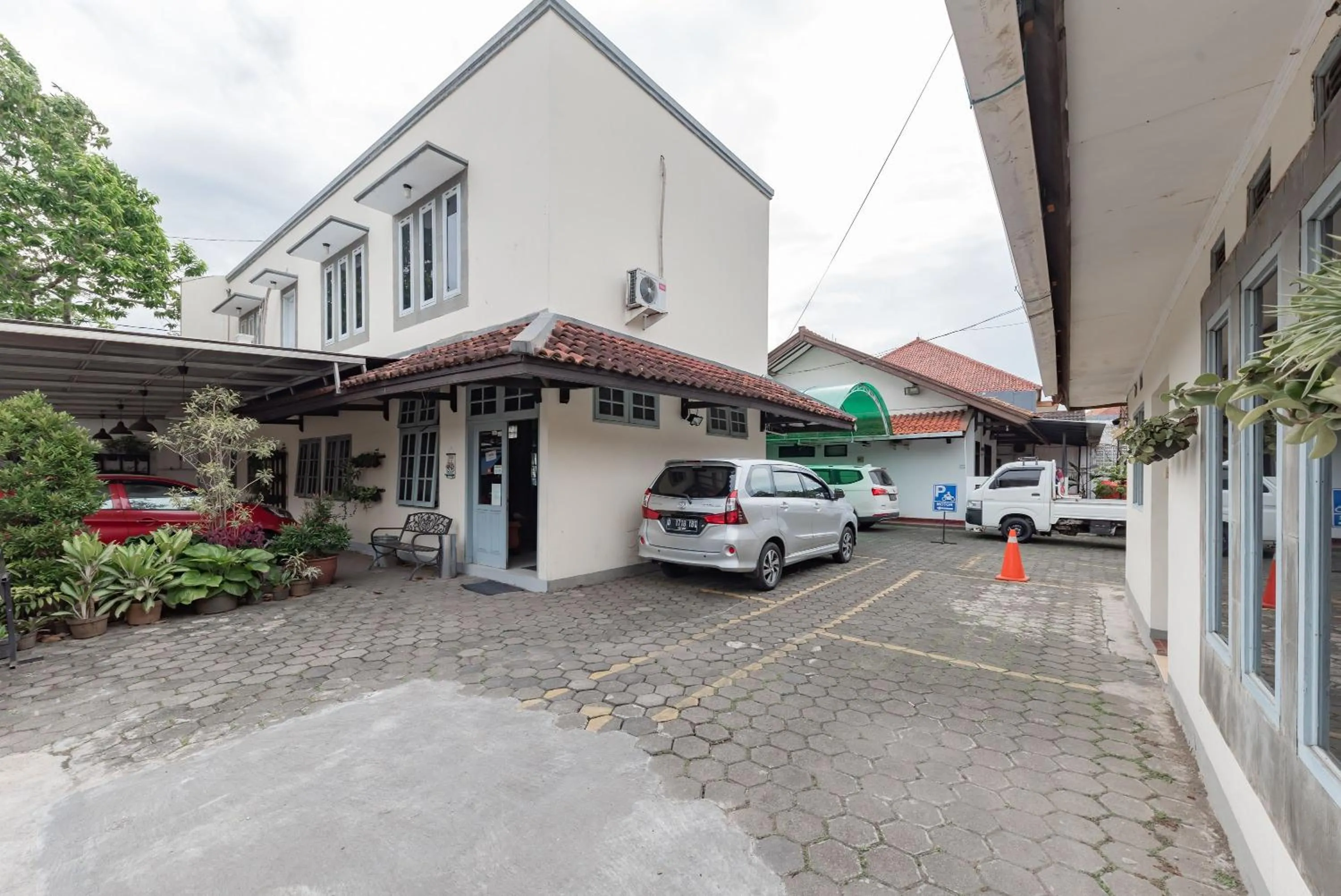 Property building in Urbanview Hotel Pondok Kurnia near Buah Batu by RedDoorz