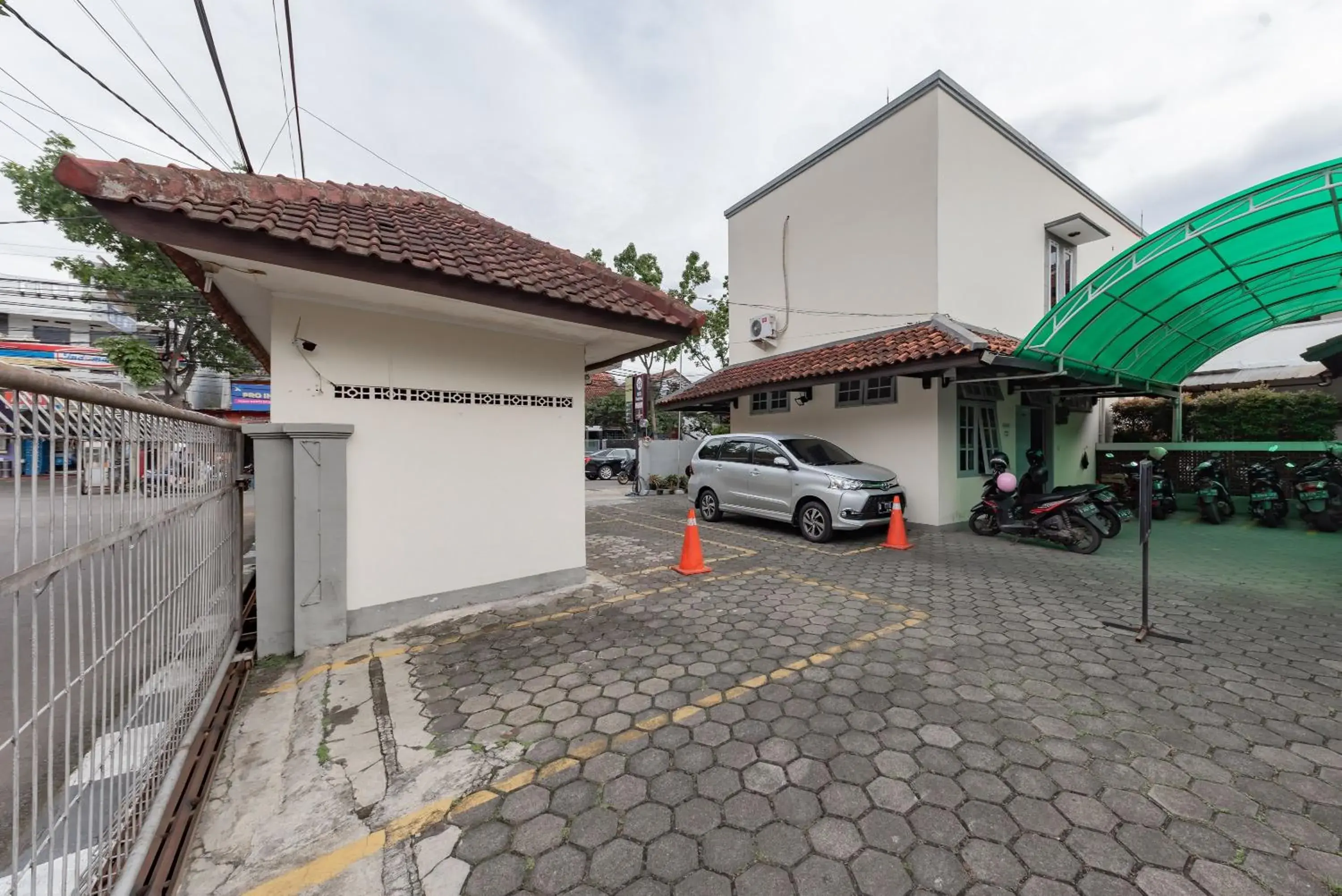 Property building in Urbanview Hotel Pondok Kurnia near Buah Batu by RedDoorz Property building in Urbanview Hotel Pondok Kurnia near Buah Batu by RedDoorz