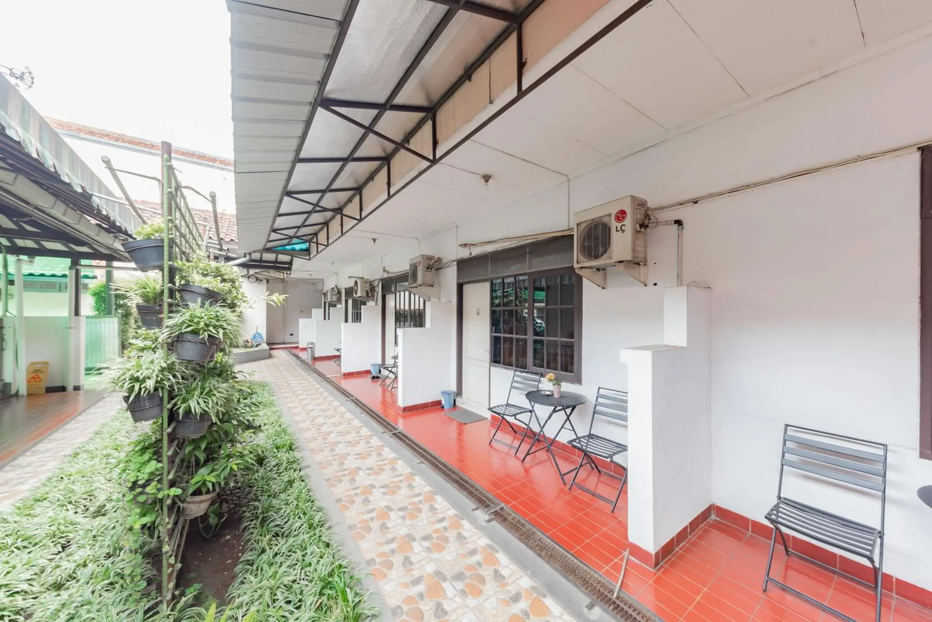 Property building in Urbanview Hotel Pondok Kurnia near Buah Batu by RedDoorz Property building in Urbanview Hotel Pondok Kurnia near Buah Batu by RedDoorz