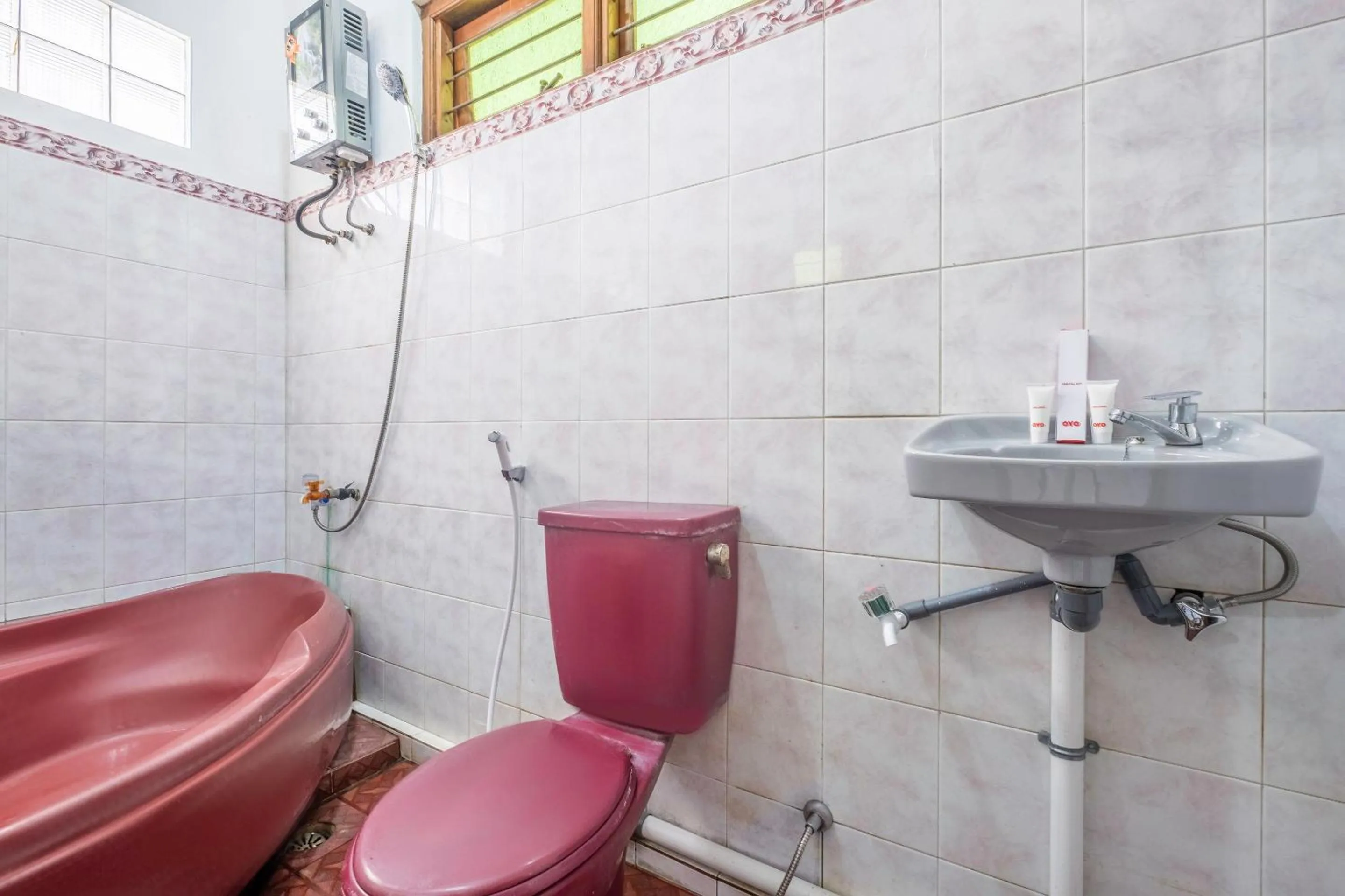 Bathroom in Capital O 1541 Puri Cikole Asri