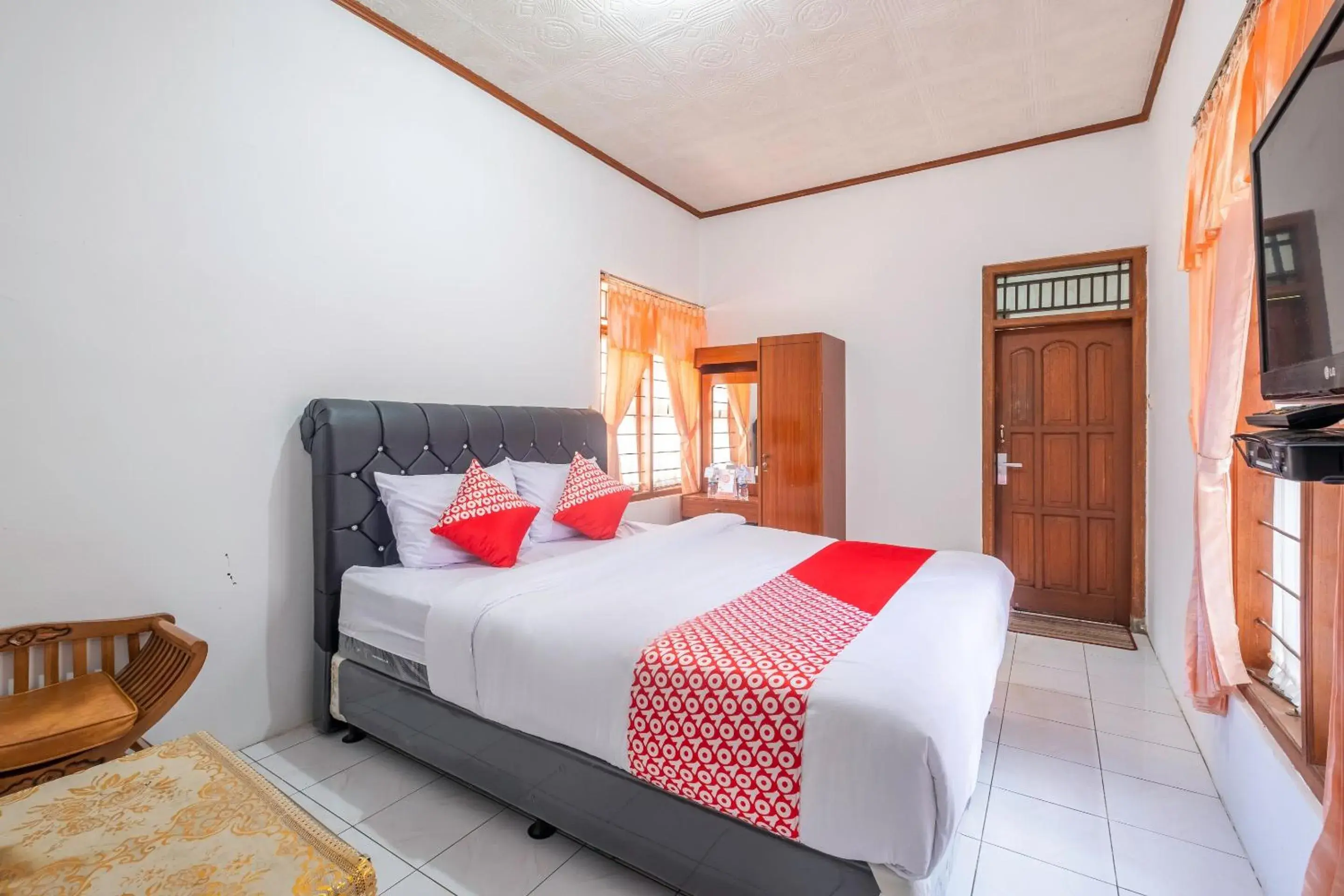 Deluxe Double Room in Capital O 1541 Puri Cikole Asri Deluxe Double Room in Capital O 1541 Puri Cikole Asri