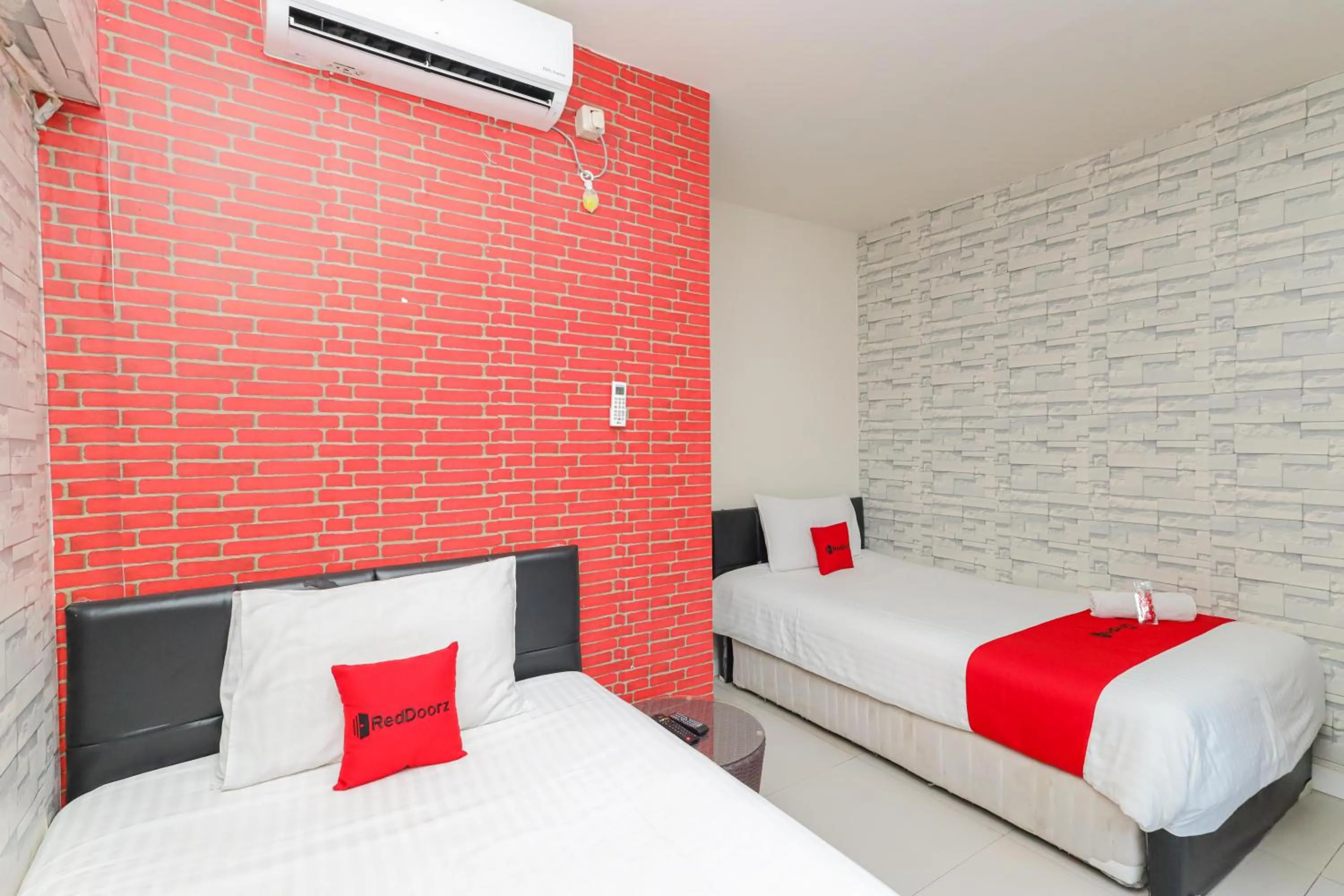 Bed in RedDoorz Syariah near Green Park Jatiwarna