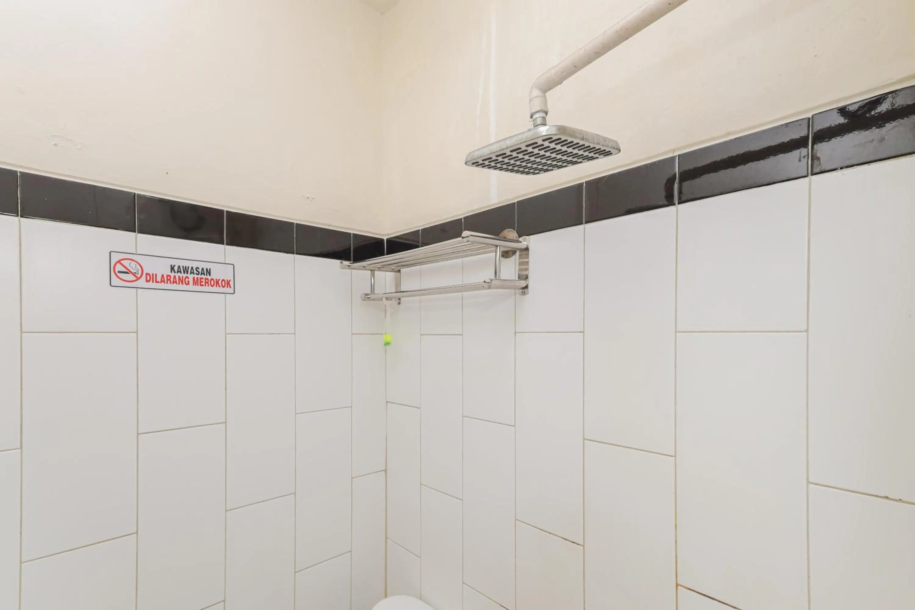 RedDoorz Syariah near Green Park Jatiwarna