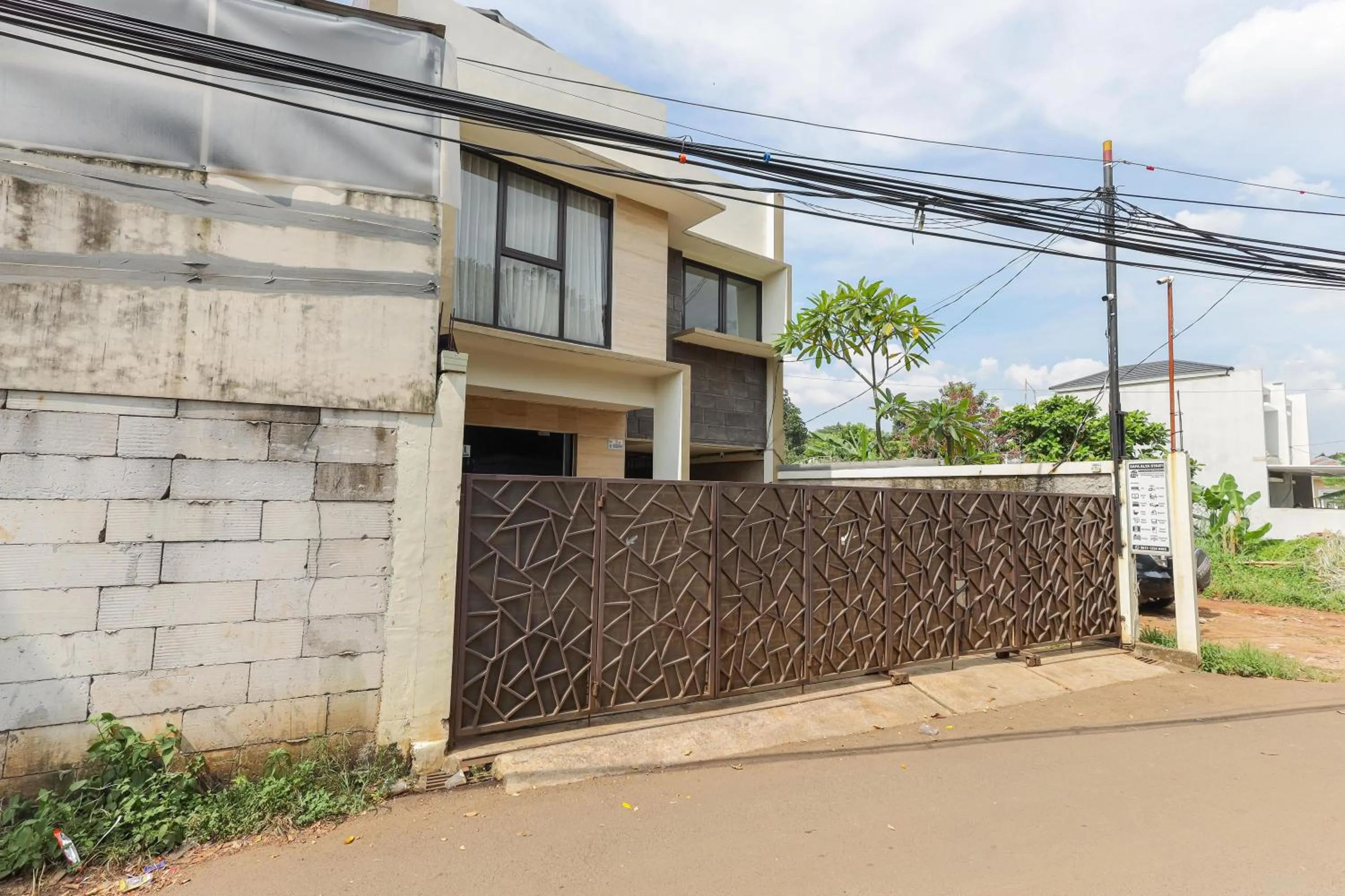 RedDoorz Syariah near Green Park Jatiwarna