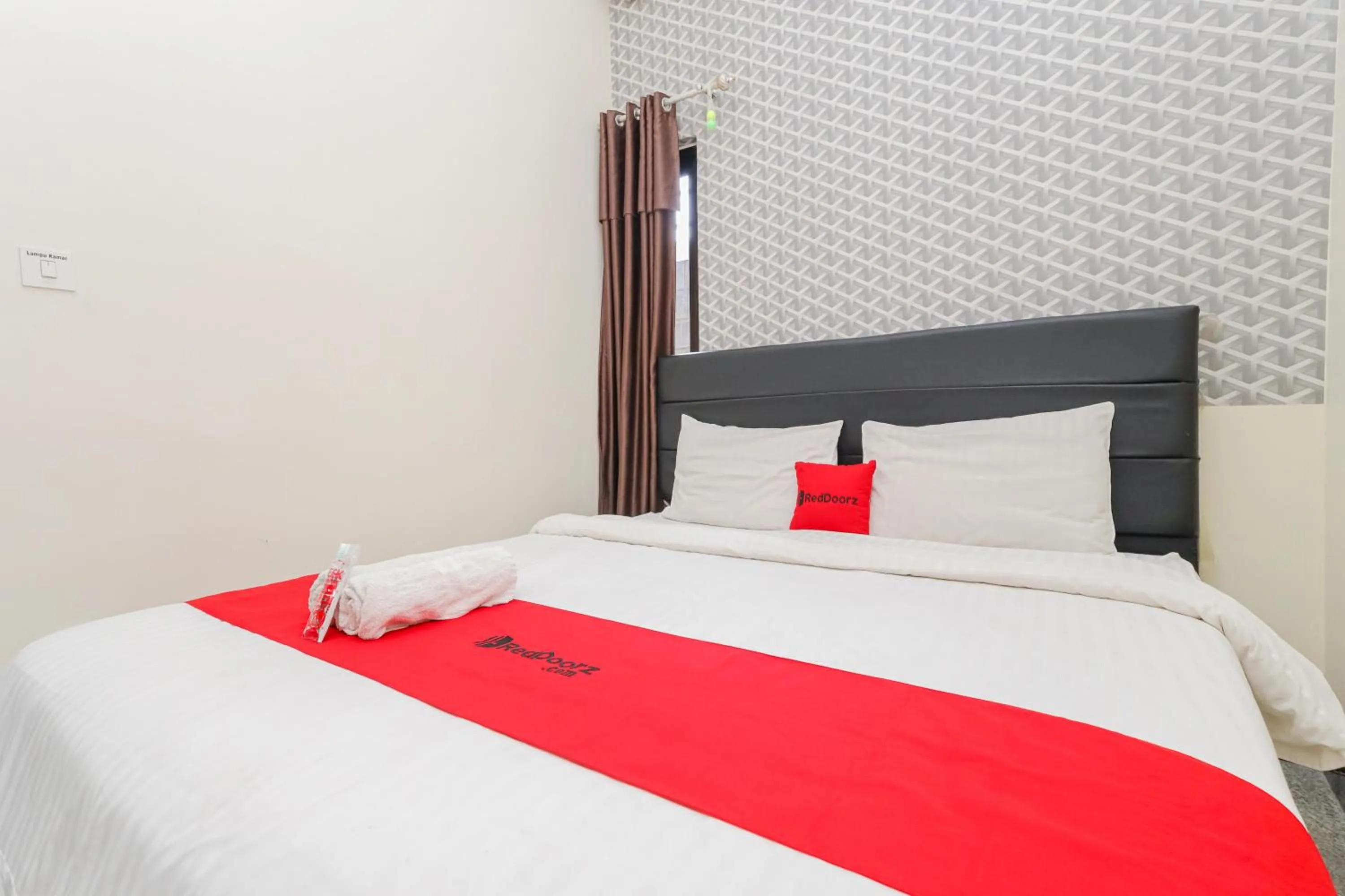 Bed in RedDoorz Syariah near Green Park Jatiwarna