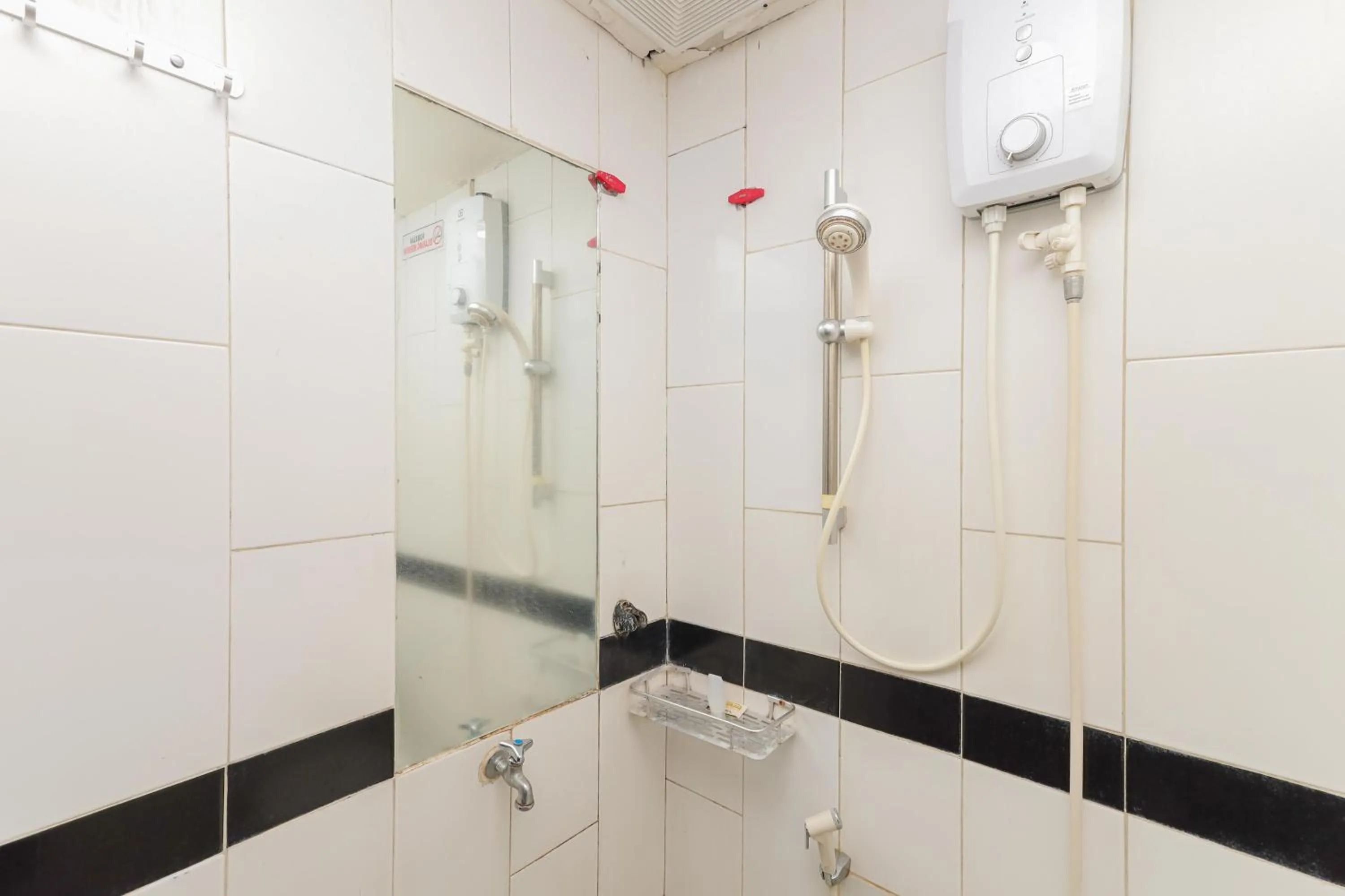 RedDoorz Syariah near Green Park Jatiwarna