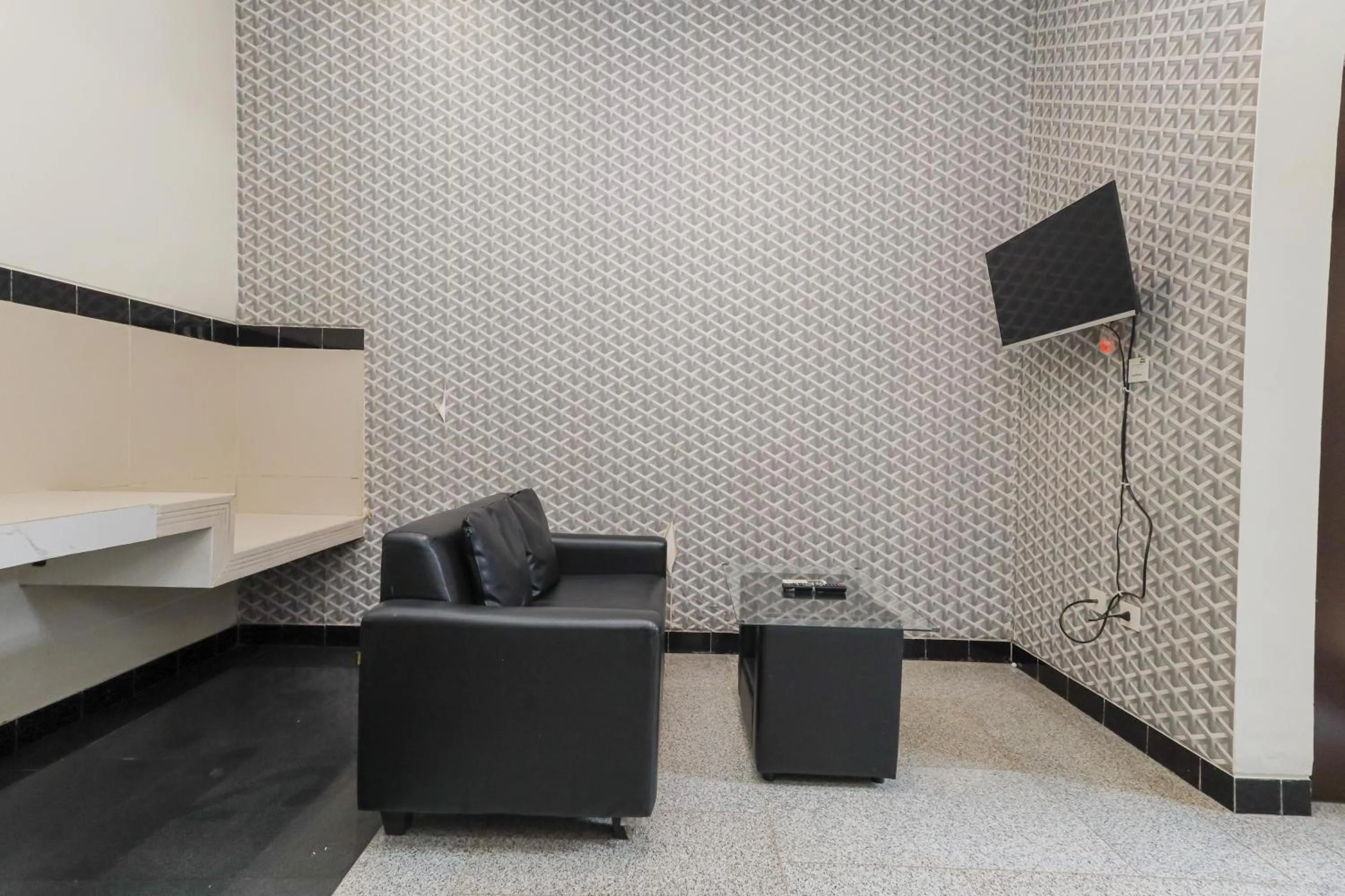 RedDoorz Syariah near Green Park Jatiwarna