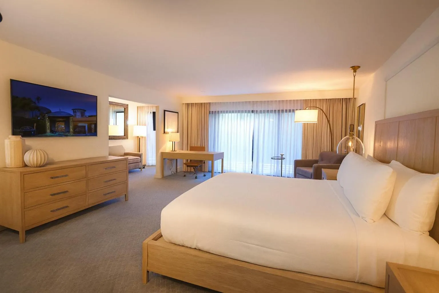 Bed in Luxe Sunset Boulevard Hotel