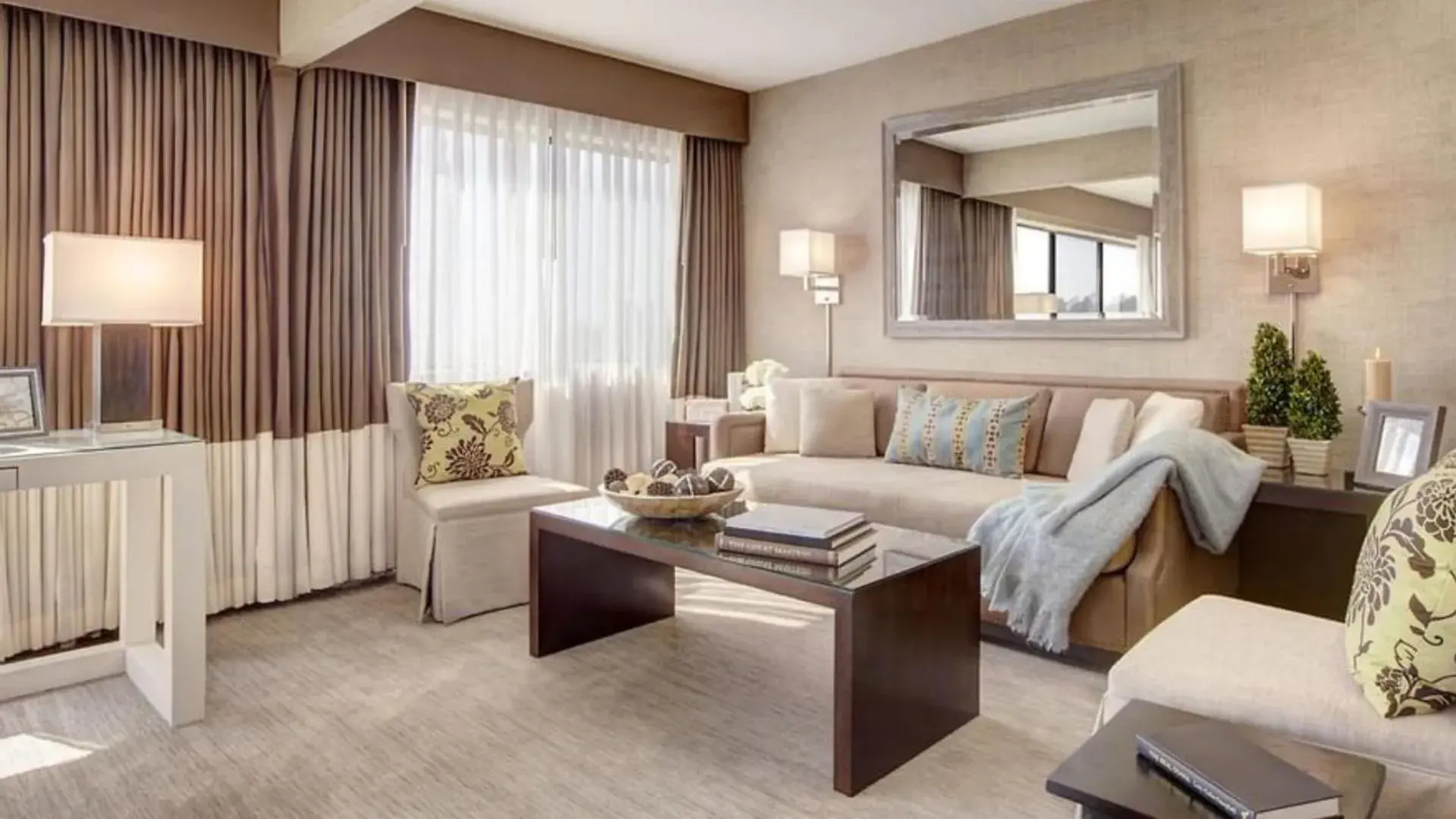 Living room in Luxe Sunset Boulevard Hotel Living room in Luxe Sunset Boulevard Hotel