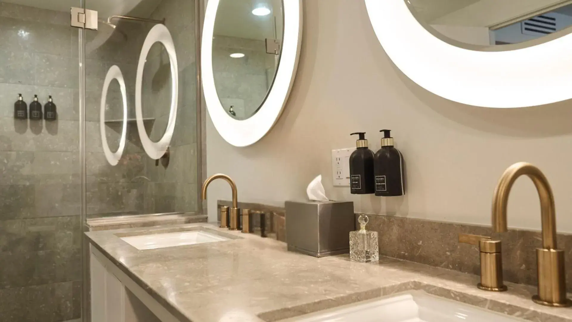 Bathroom in Luxe Sunset Boulevard Hotel Bathroom in Luxe Sunset Boulevard Hotel