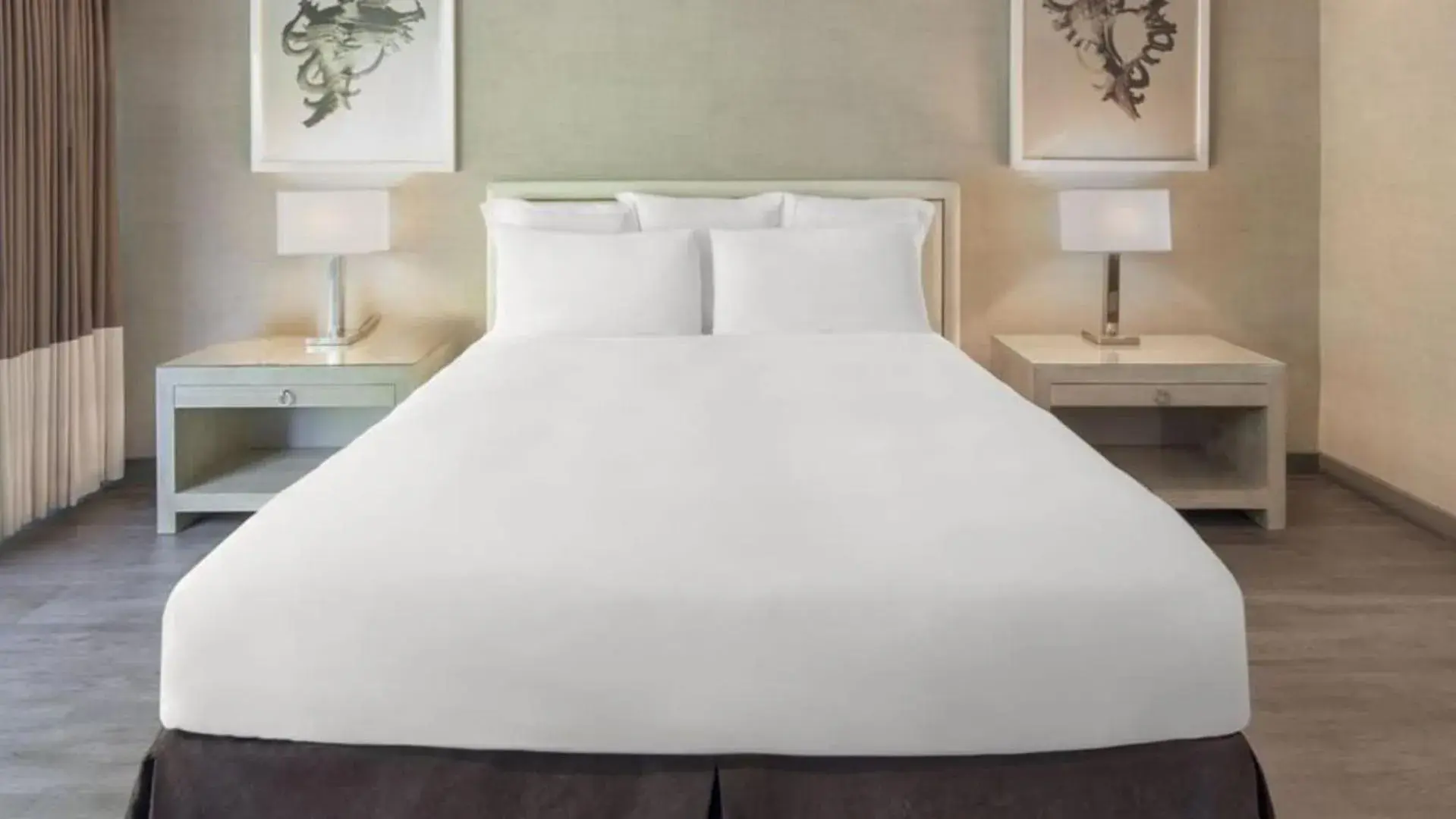 Bed in Luxe Sunset Boulevard Hotel Bed in Luxe Sunset Boulevard Hotel