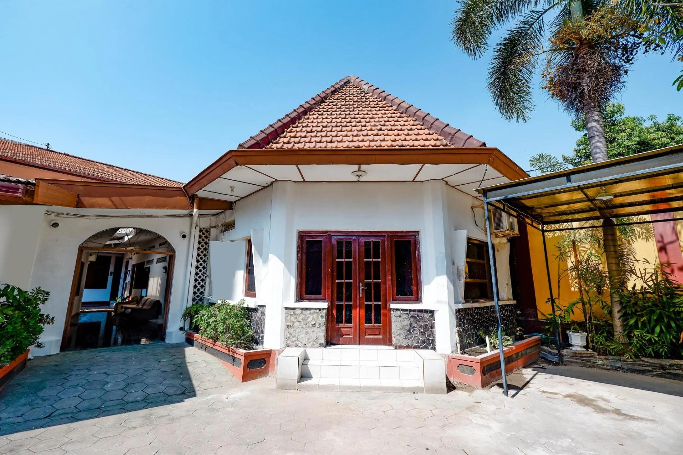 Facade/entrance in SUPER OYO Capital O 1644 Hotel Griya Kencana