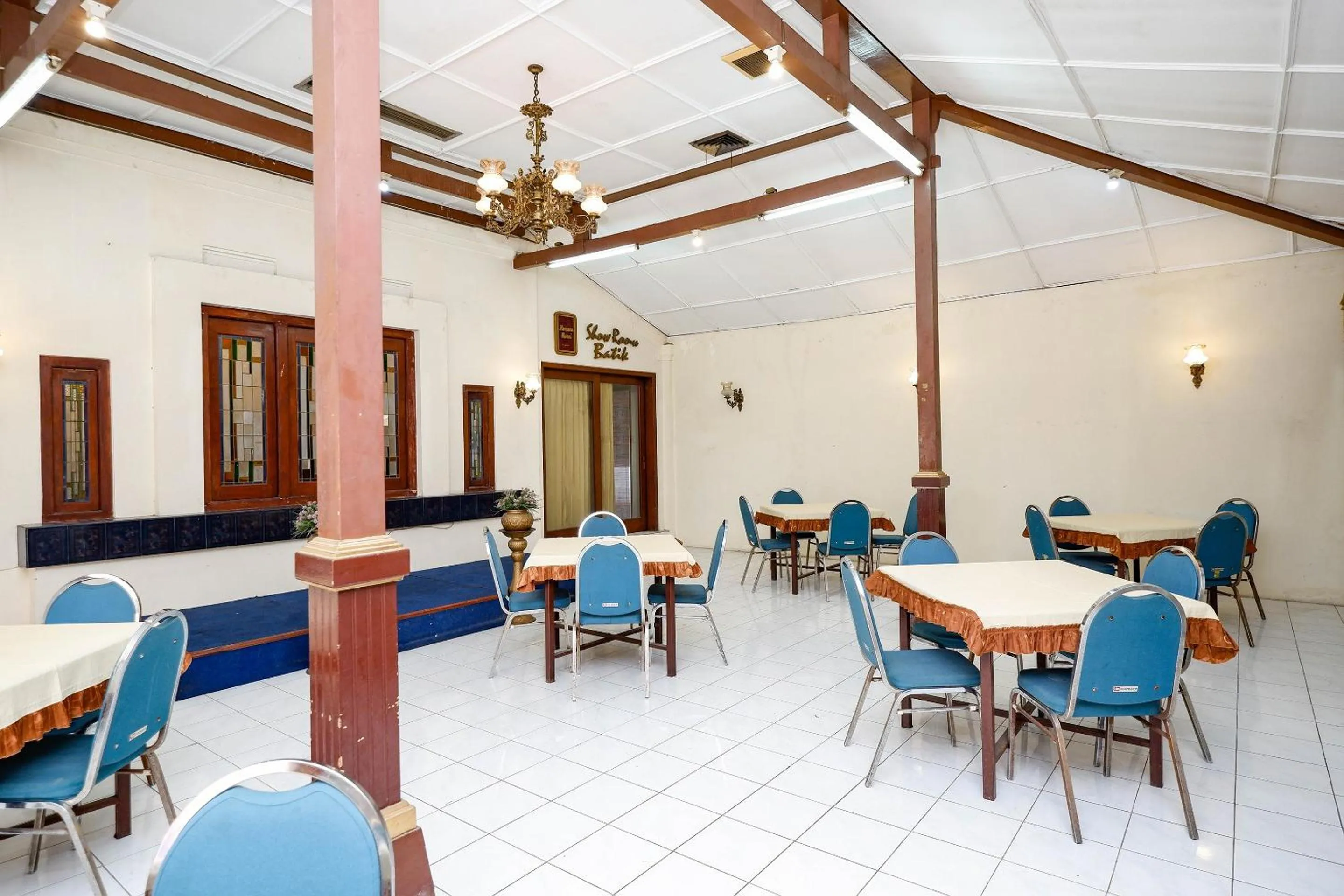 Dining area in SUPER OYO Capital O 1644 Hotel Griya Kencana