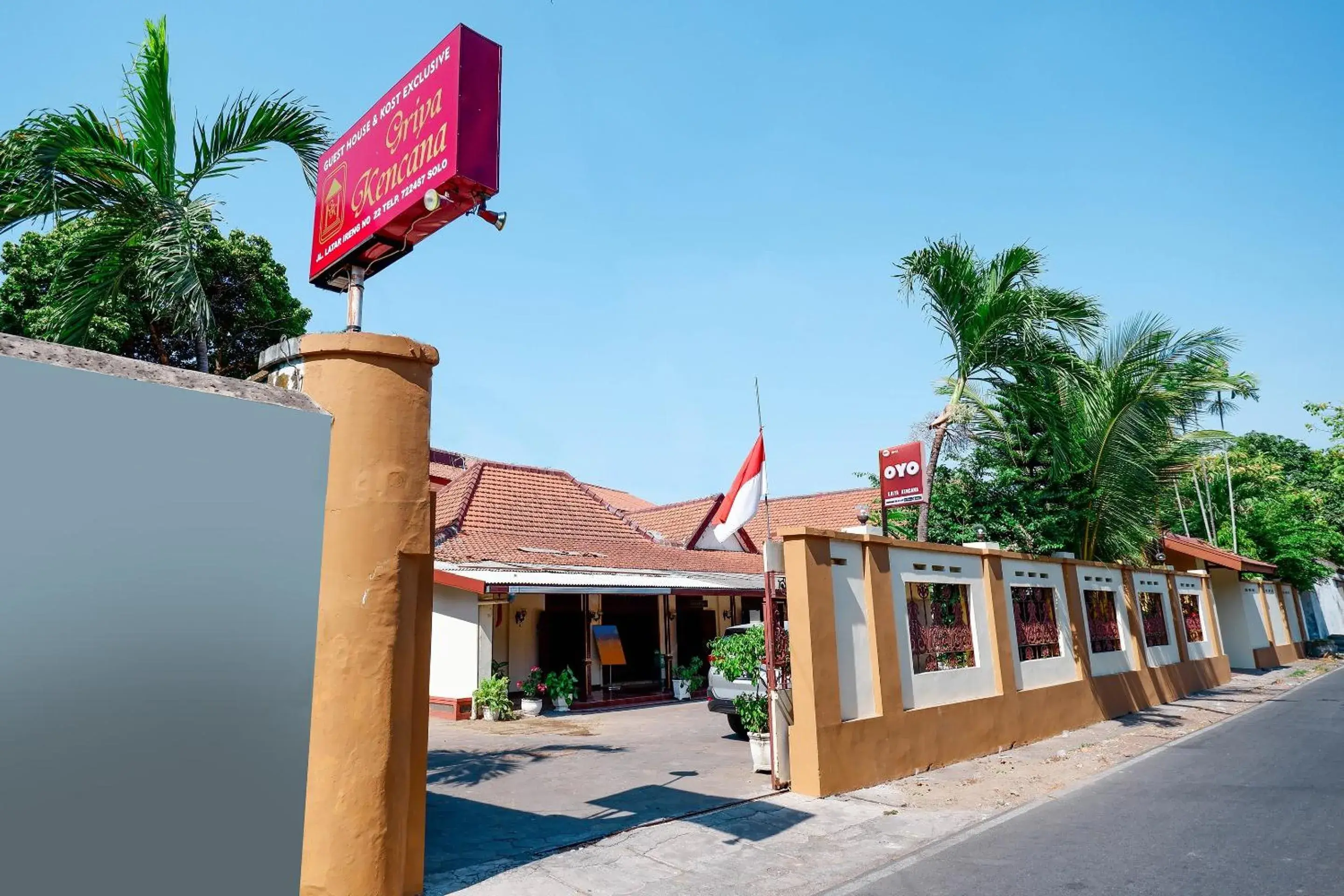 Facade/entrance in SUPER OYO Capital O 1644 Hotel Griya Kencana Facade/entrance in SUPER OYO Capital O 1644 Hotel Griya Kencana