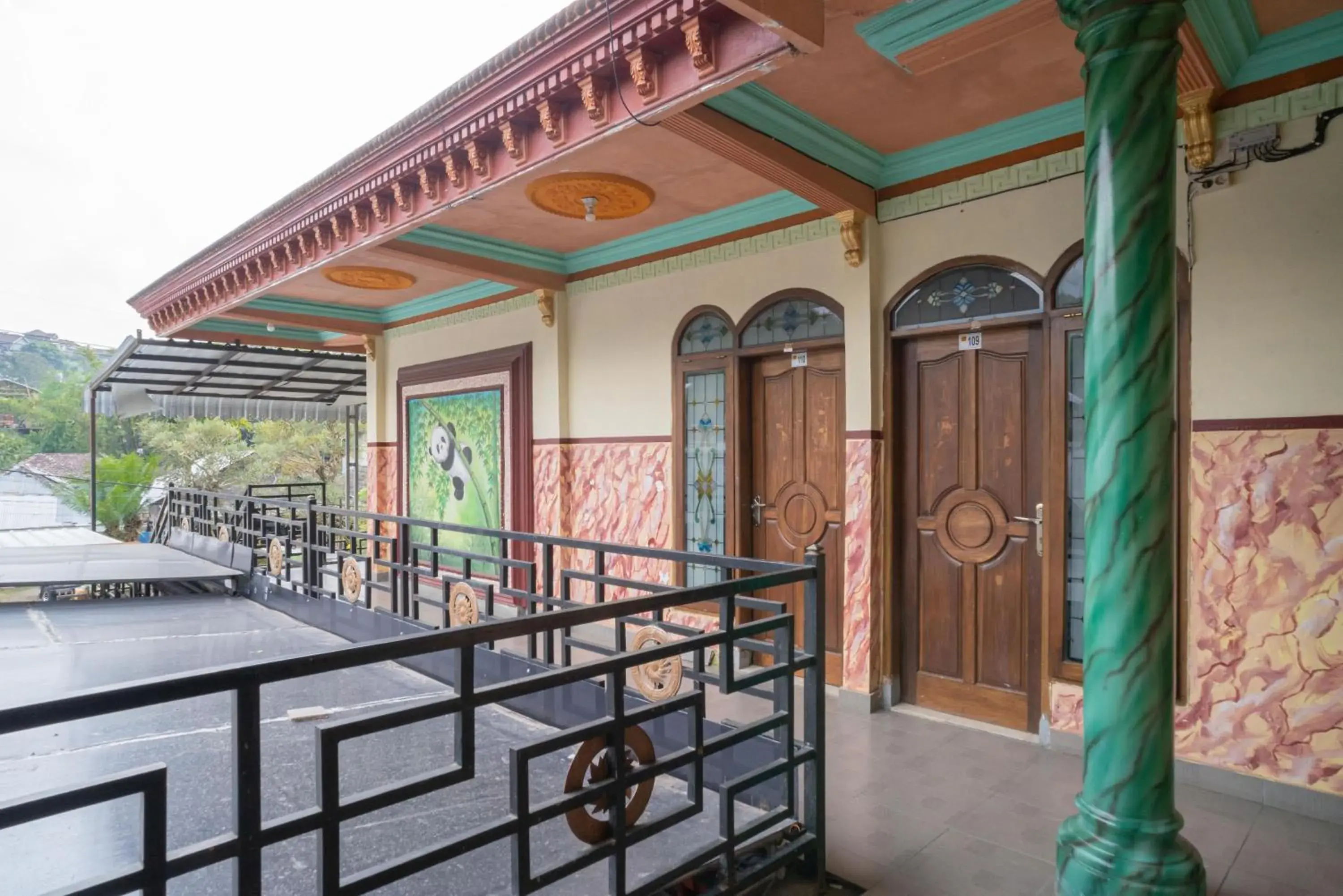 Balcony/Terrace in RedDoorz Syariah near Batu Night Spectacular 3 Balcony/Terrace in RedDoorz Syariah near Batu Night Spectacular 3