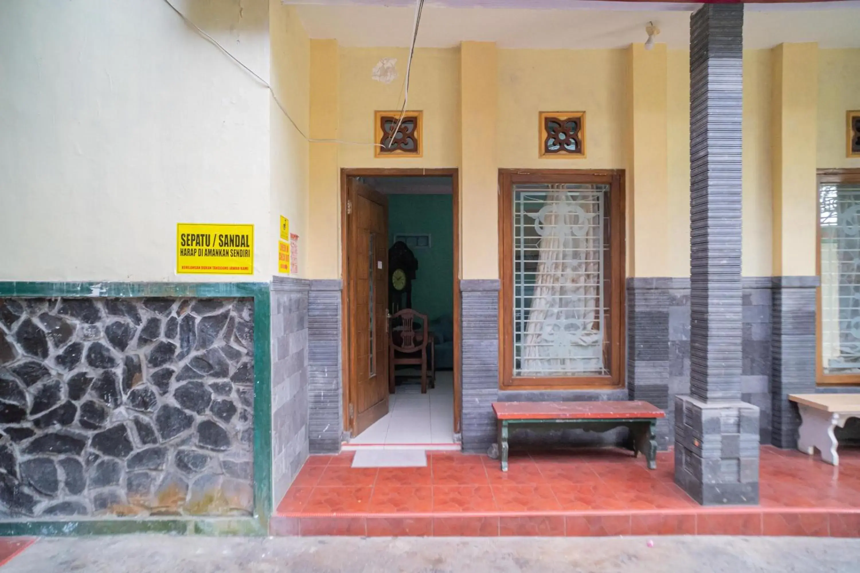 Facade/entrance in RedDoorz Syariah near Batu Night Spectacular 3 Facade/entrance in RedDoorz Syariah near Batu Night Spectacular 3