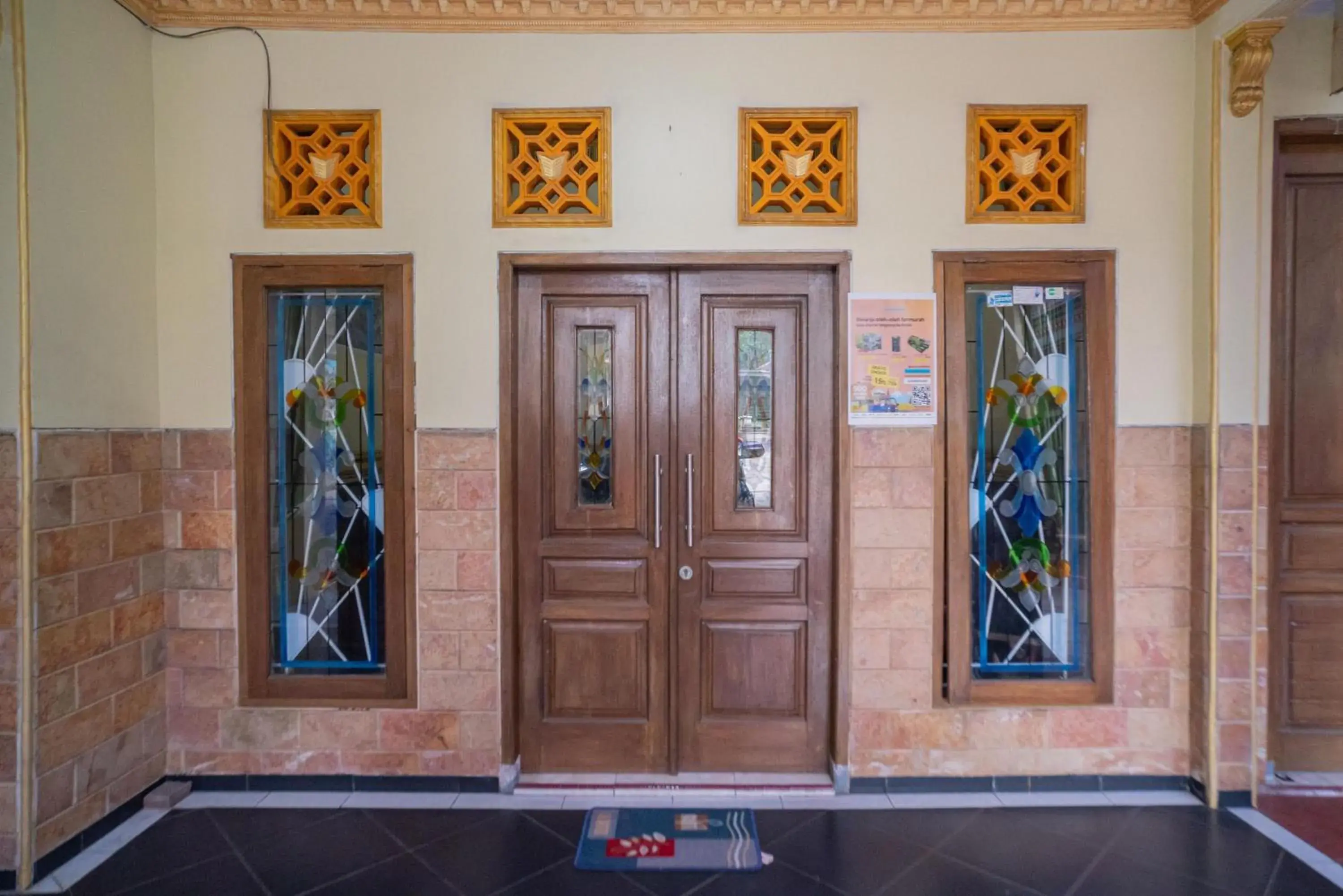 Facade/entrance in RedDoorz Syariah near Batu Night Spectacular 3 Facade/entrance in RedDoorz Syariah near Batu Night Spectacular 3